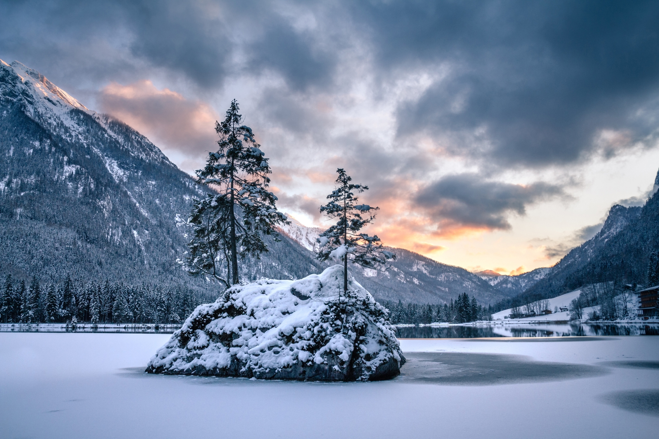 Handy-Wallpaper Winter, Schnee, Berg, See, Baum, Alpen, Gebirge, Insel, Deutschland, Bayern, Erde/natur kostenlos herunterladen.