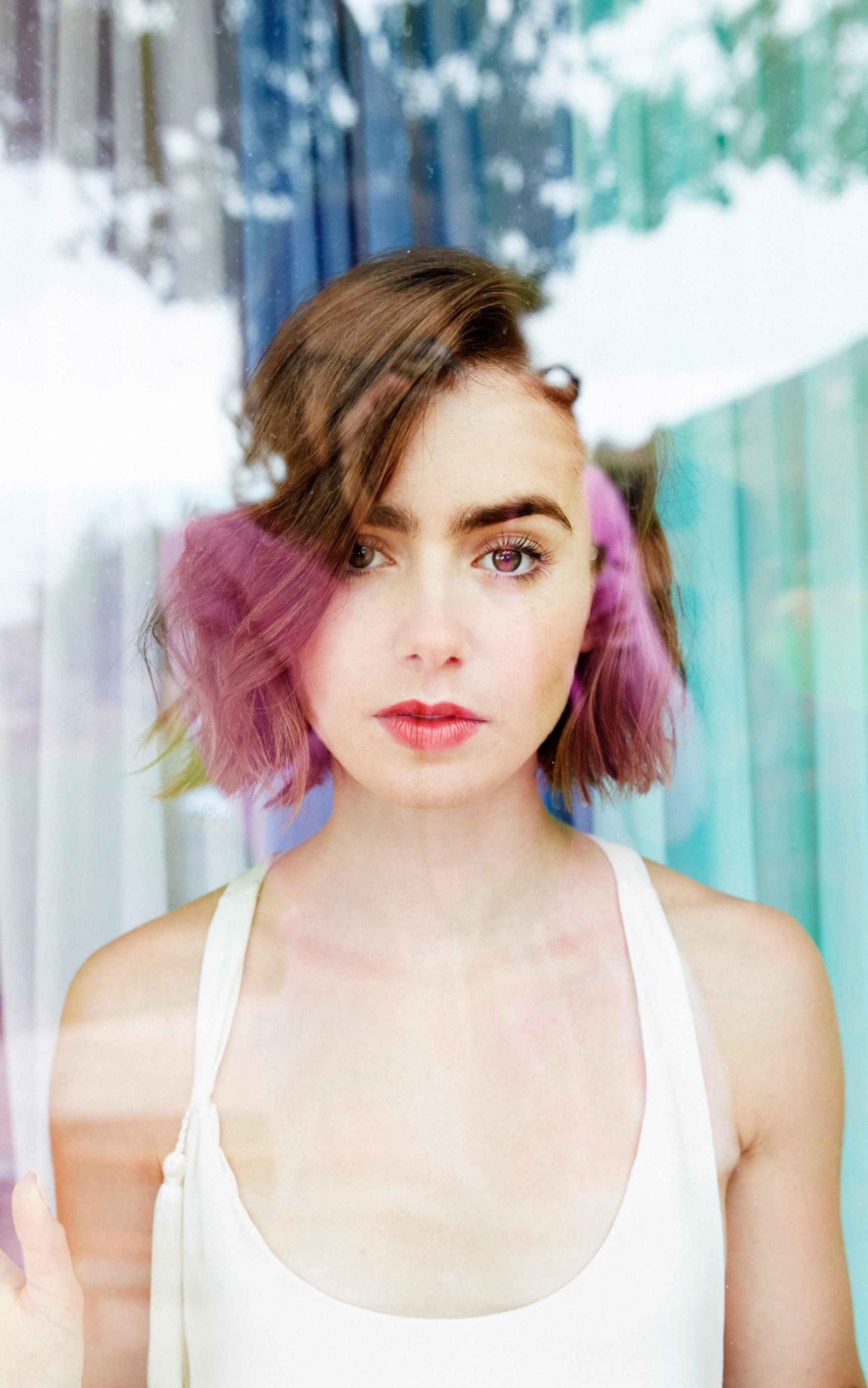 Download mobile wallpaper English, Brunette, Celebrity, Short Hair, Actress, Lily Collins for free.