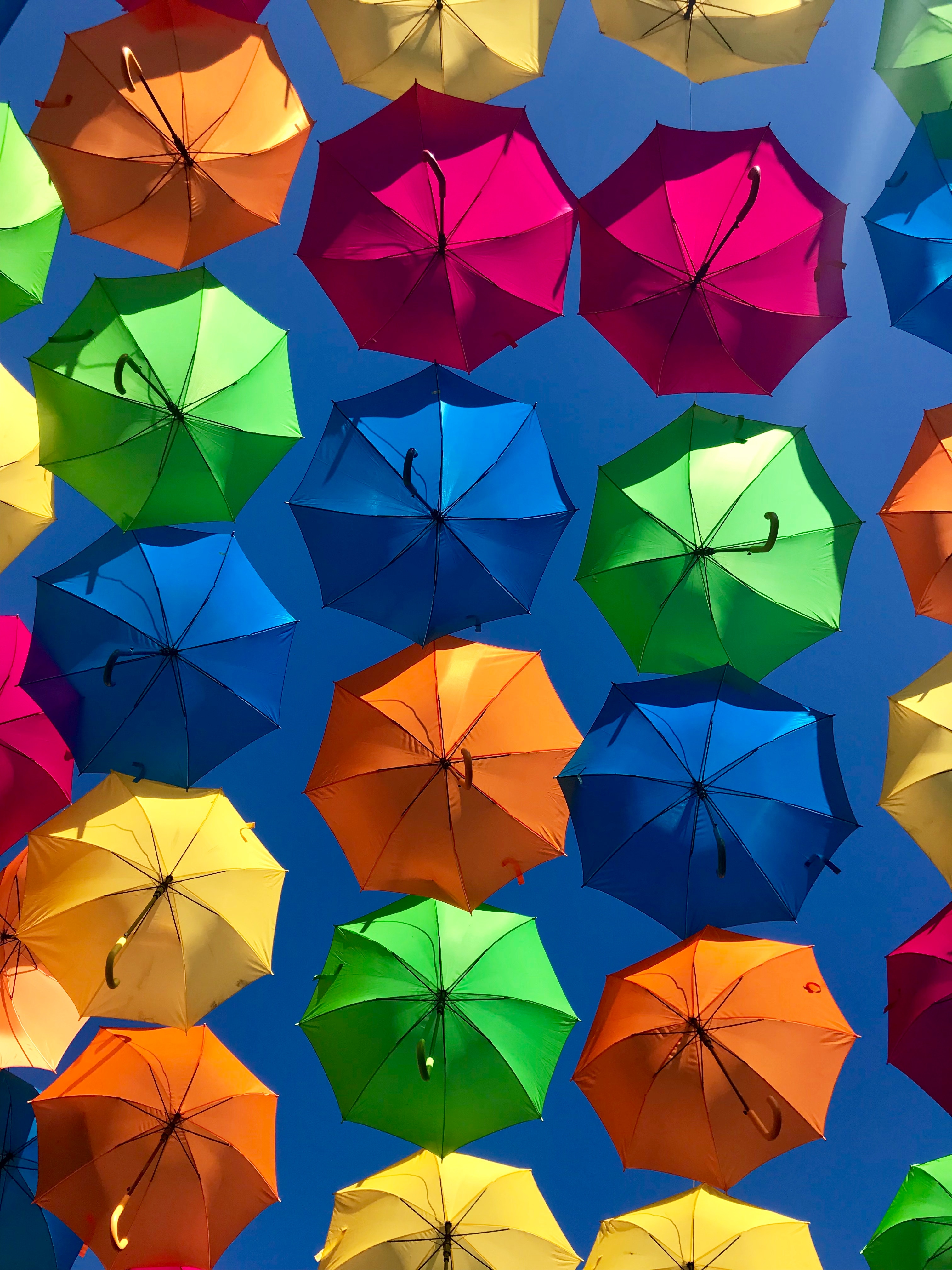 145878 скачать обои разноцветный, зонты, солнечно, небо, разное - заставки и картинки бесплатно