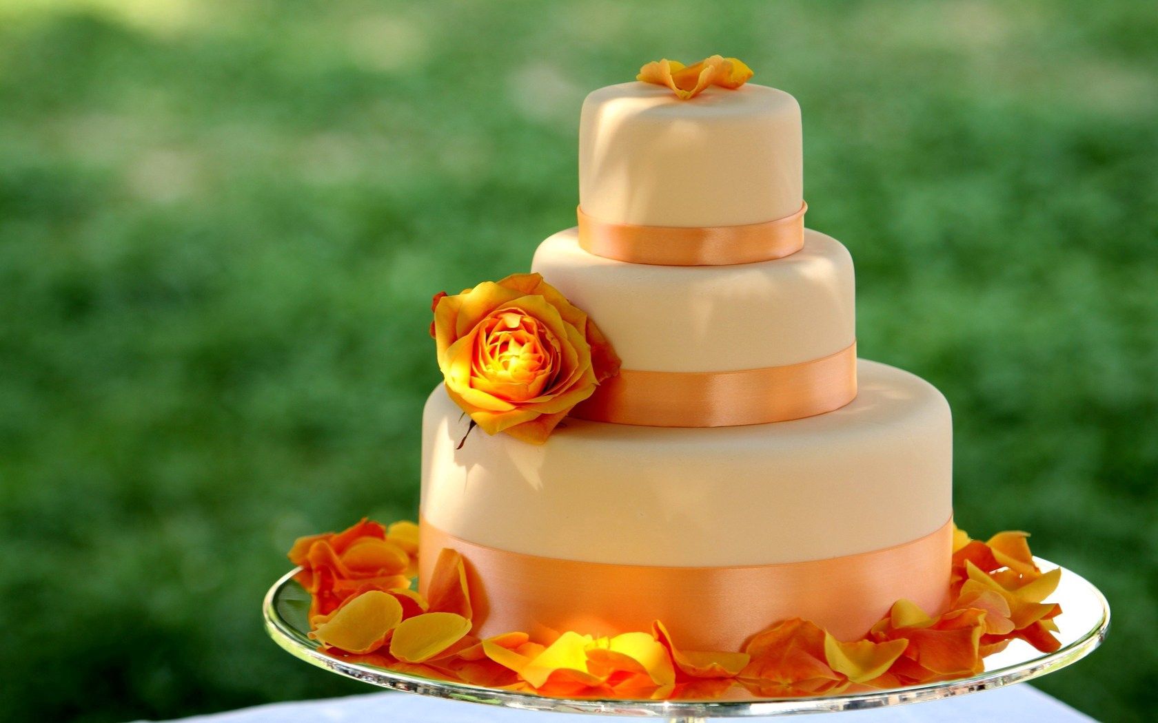 105961 скачать обои торт, цветы, еда, сладкое, украшение, ярусы, свадебный - заставки и картинки бесплатно