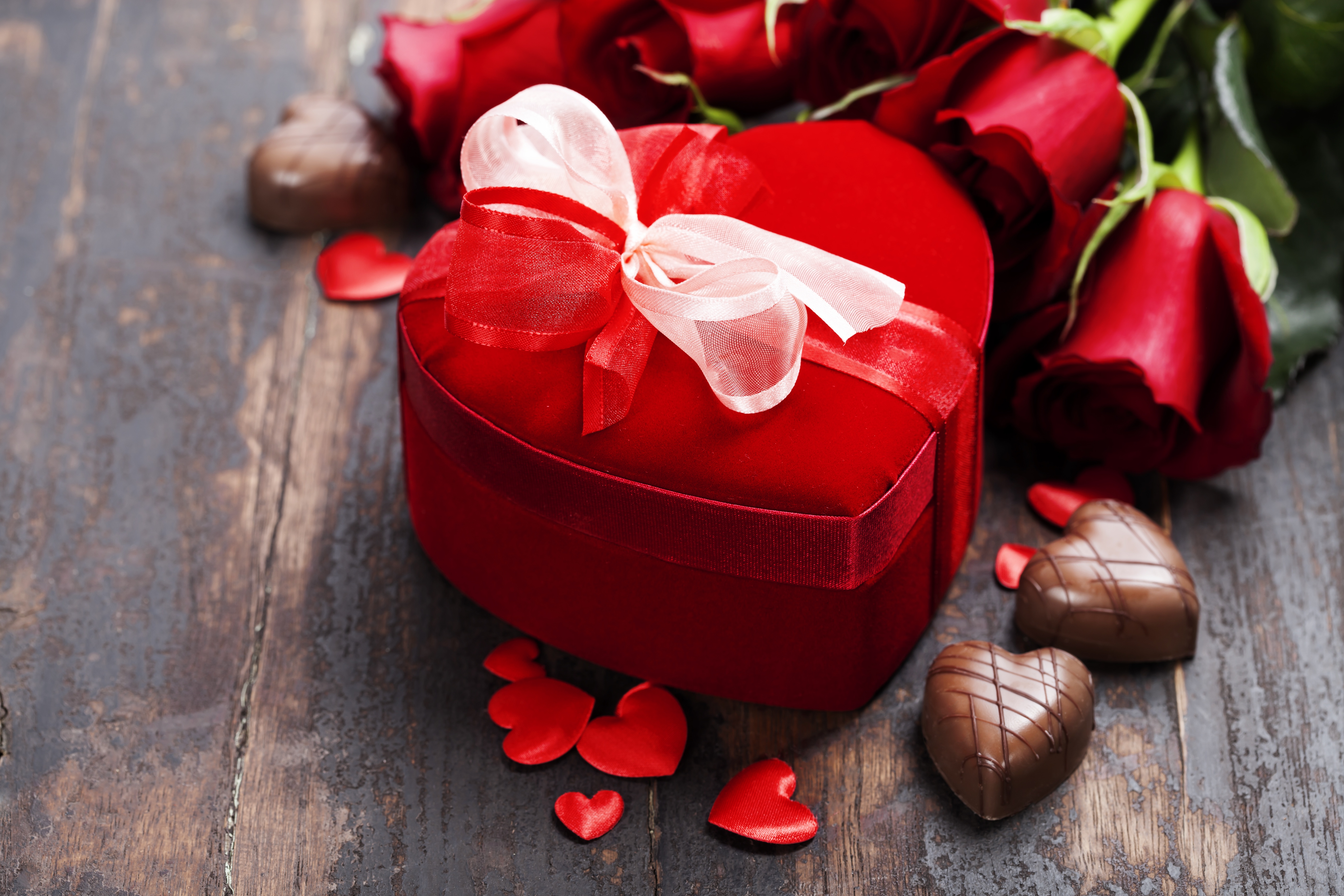 Скачати мобільні шпалери Шоколад, День Святого Валентина, Роза, Свято, Подарунок, У Формі Серця безкоштовно.
