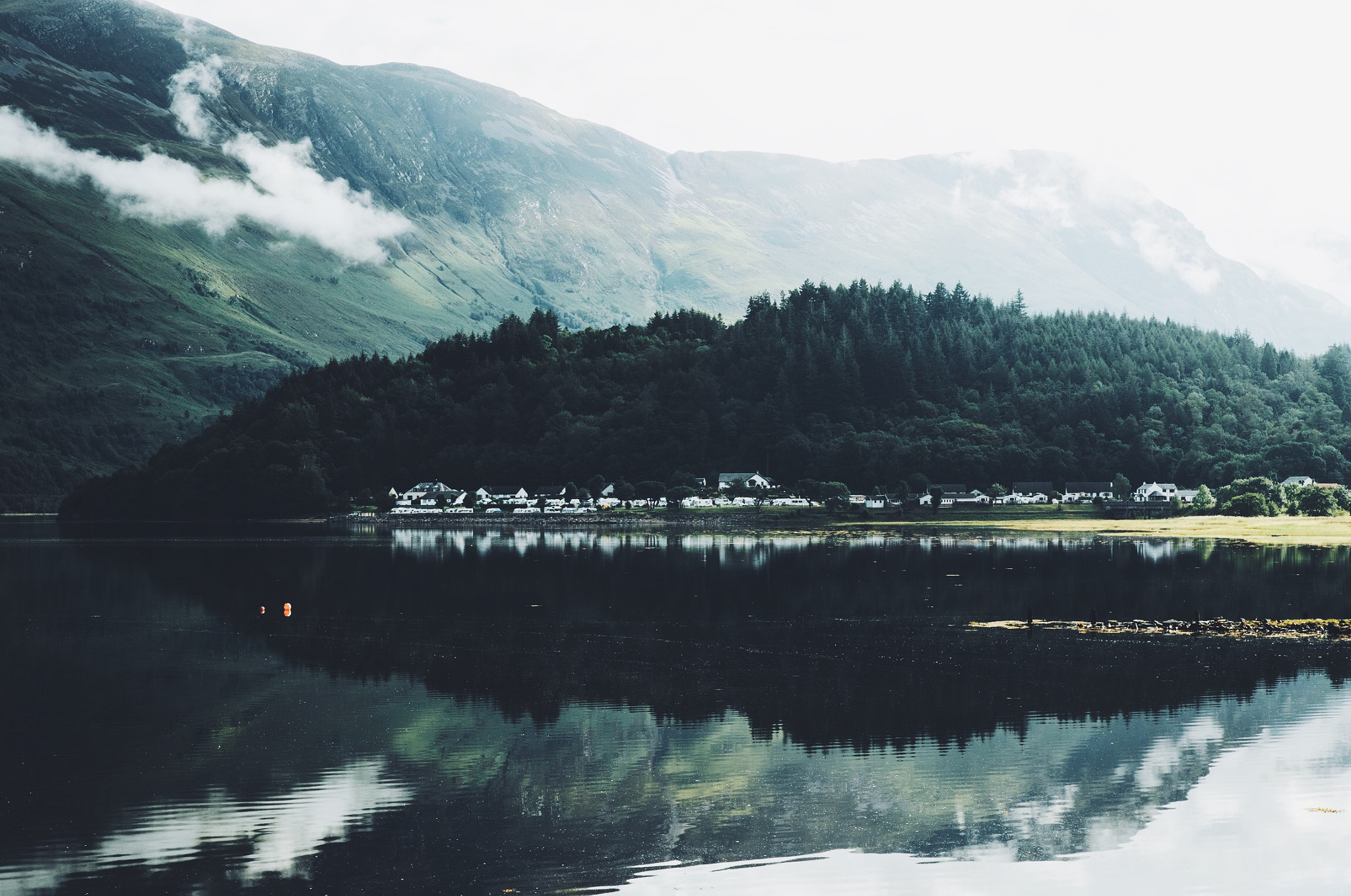 Laden Sie das See, Wald, Nebel, Dorf, Gebirge, Wolke, Menschengemacht, Spiegelung-Bild kostenlos auf Ihren PC-Desktop herunter