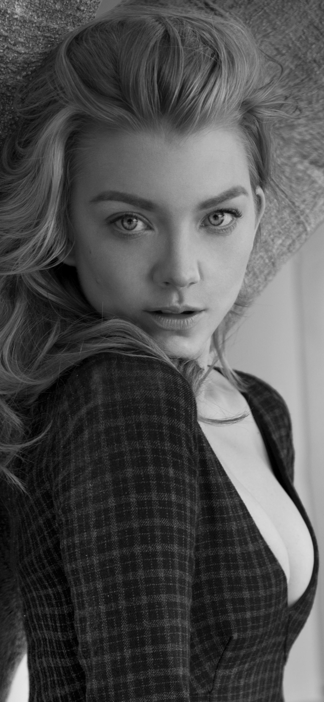 Download mobile wallpaper Monochrome, British, Celebrity, Actress, Natalie Dormer for free.