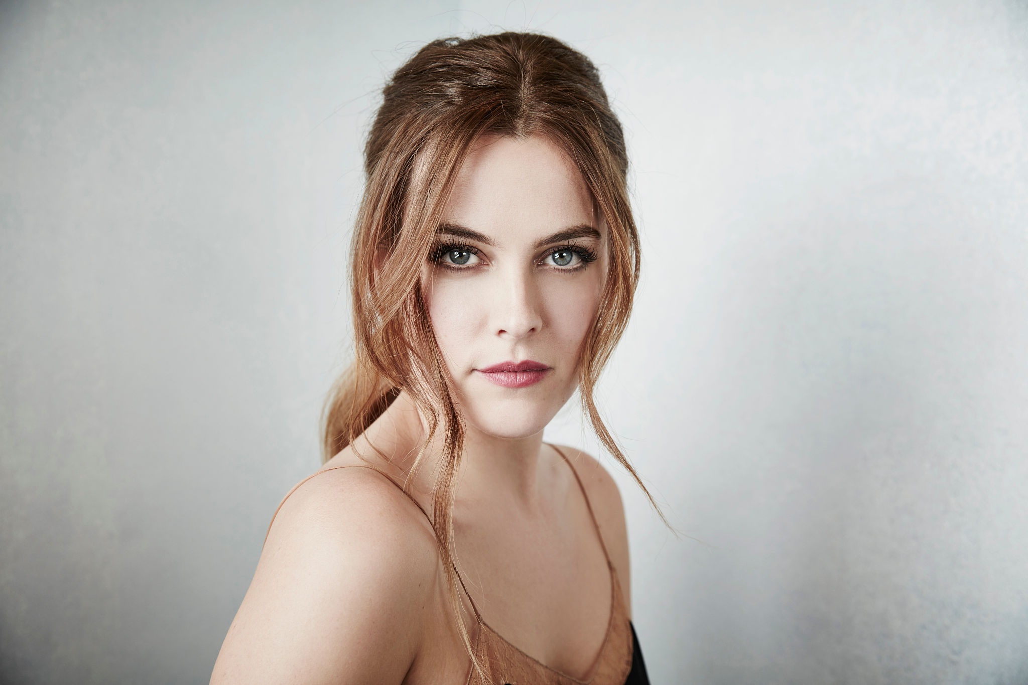 Download mobile wallpaper Brunette, Blue Eyes, American, Celebrity, Actress, Riley Keough for free.
