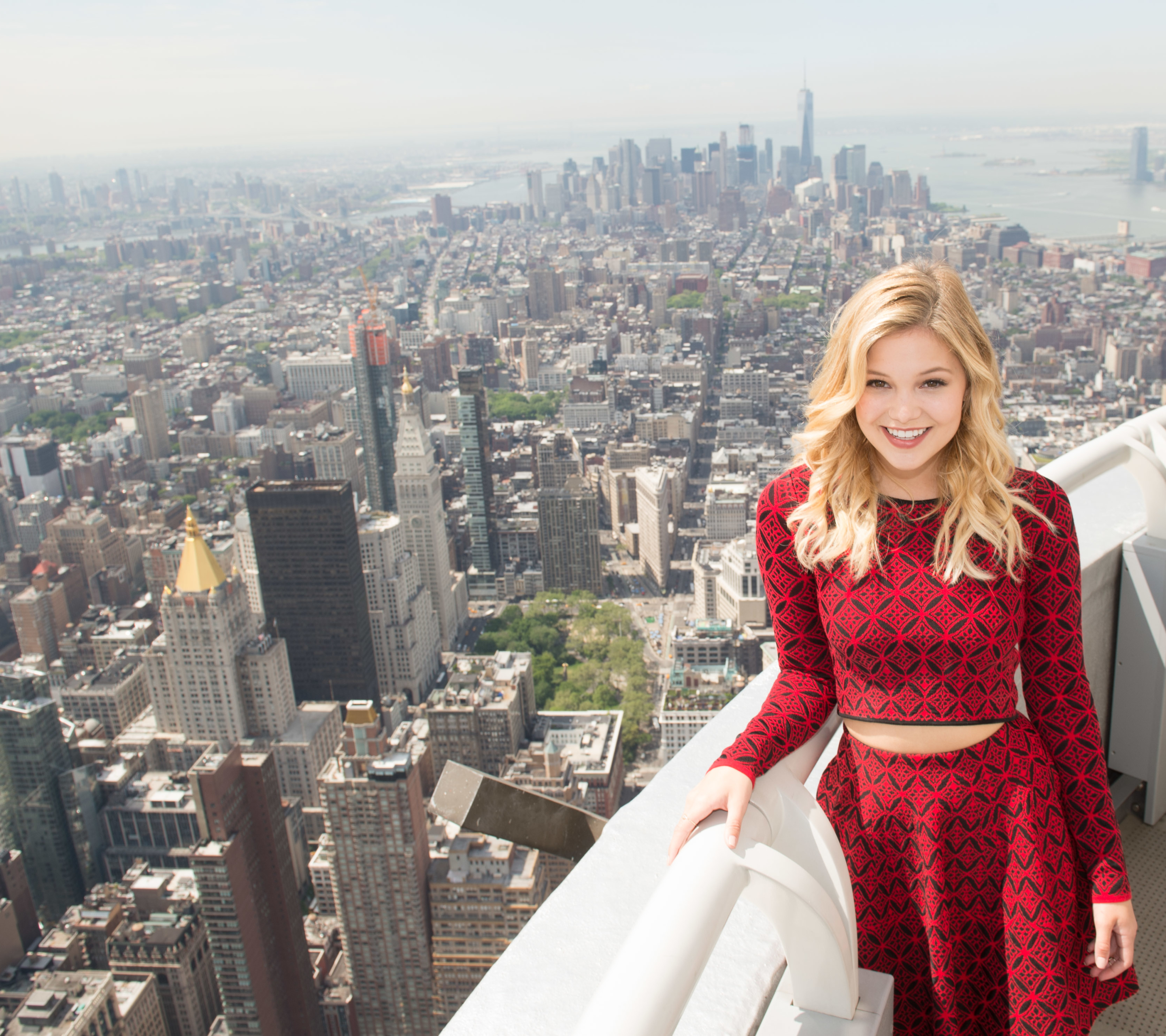 Download mobile wallpaper Smile, Cityscape, Blonde, New York, Model, American, Celebrity, Brown Eyes, Actress, Olivia Holt for free.