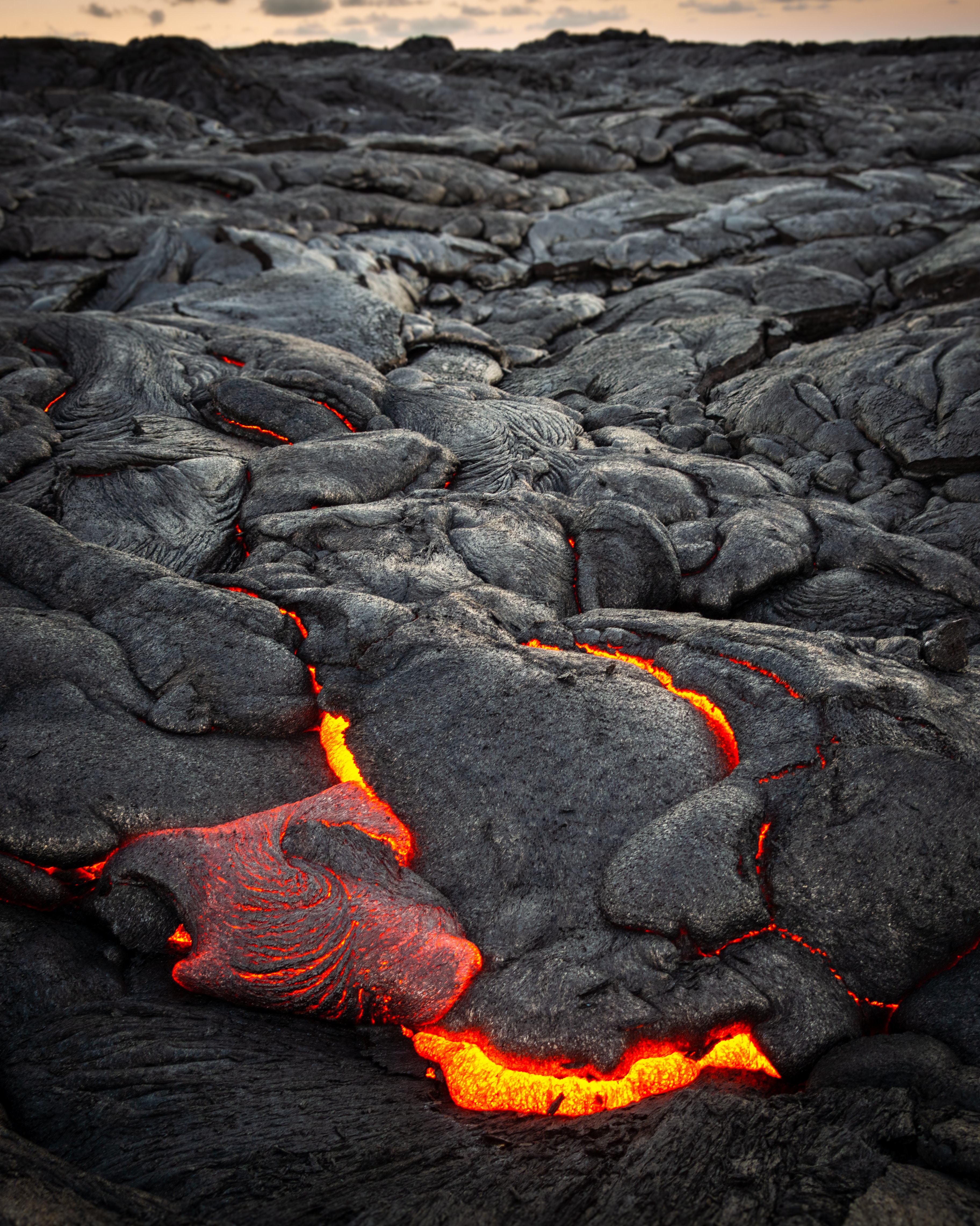 130101 descargar imagen lava, naturaleza, superficie, irregularidades, volcán, ardiente: fondos de pantalla y protectores de pantalla gratis