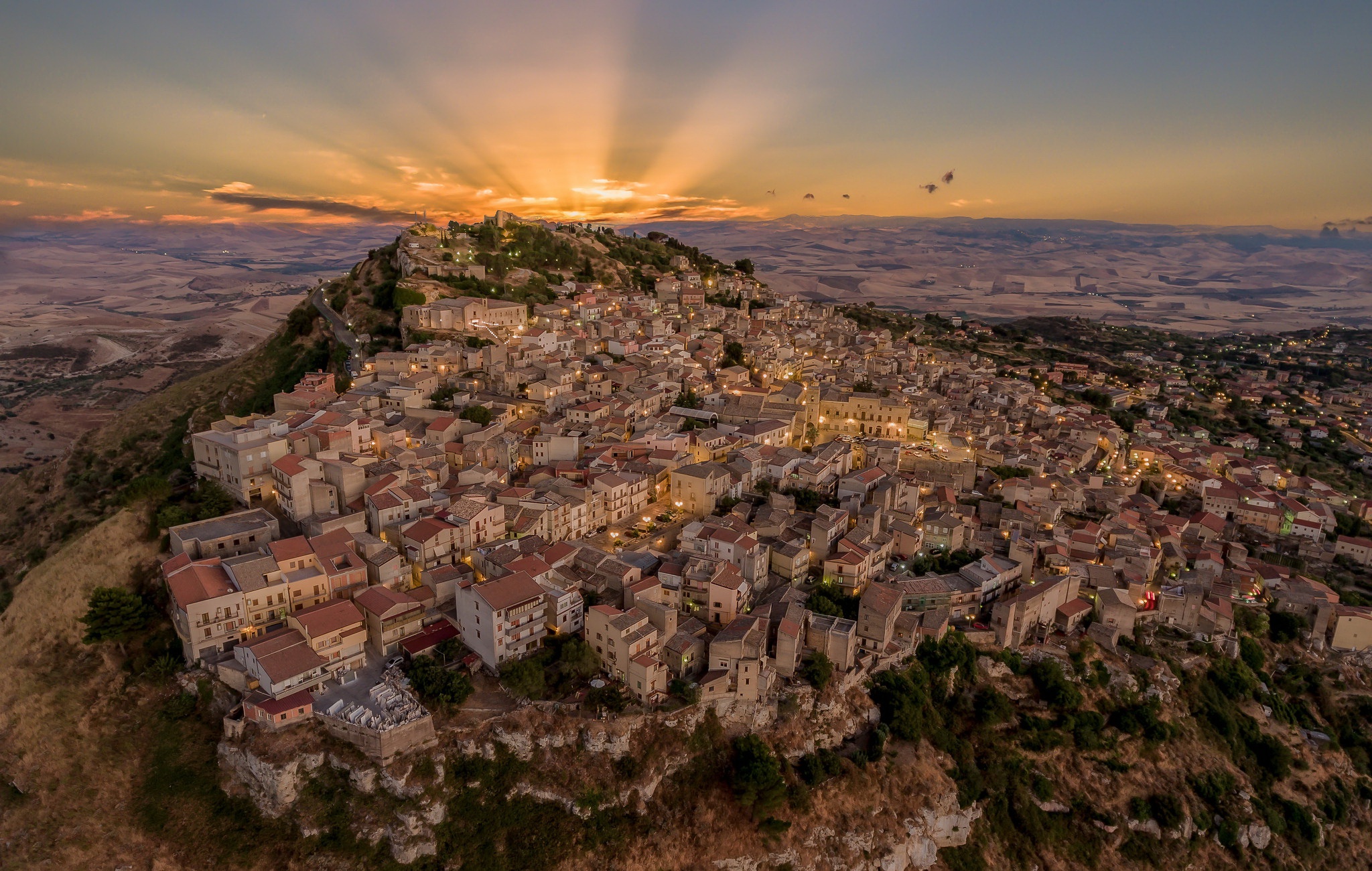 Handy-Wallpaper Landschaft, Italien, Sonnenaufgang, Haus, Dorf, Menschengemacht, Assoro kostenlos herunterladen.