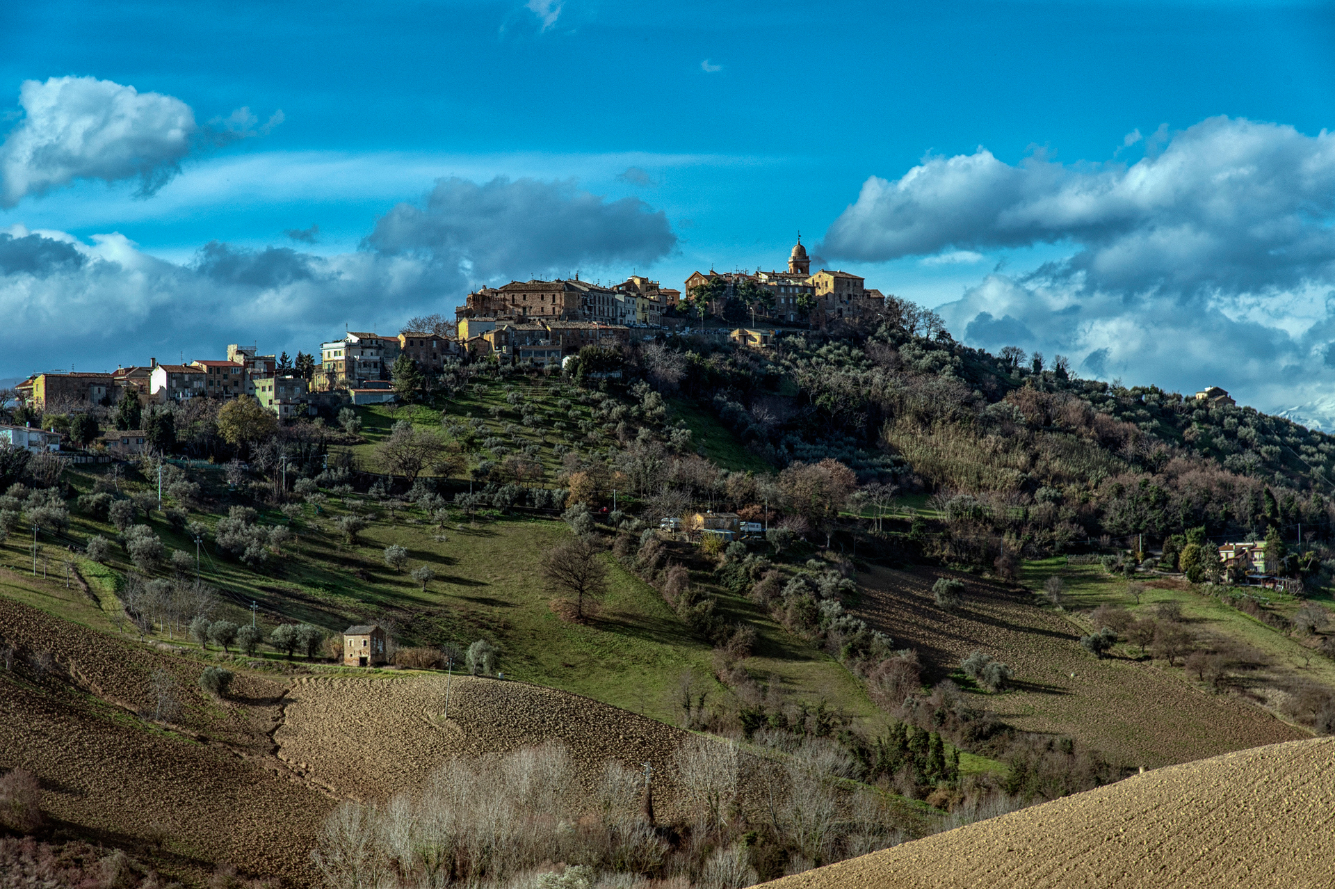 Download mobile wallpaper Sky, Italy, Mountain, Hill, Cloud, Town, Man Made, Towns for free.