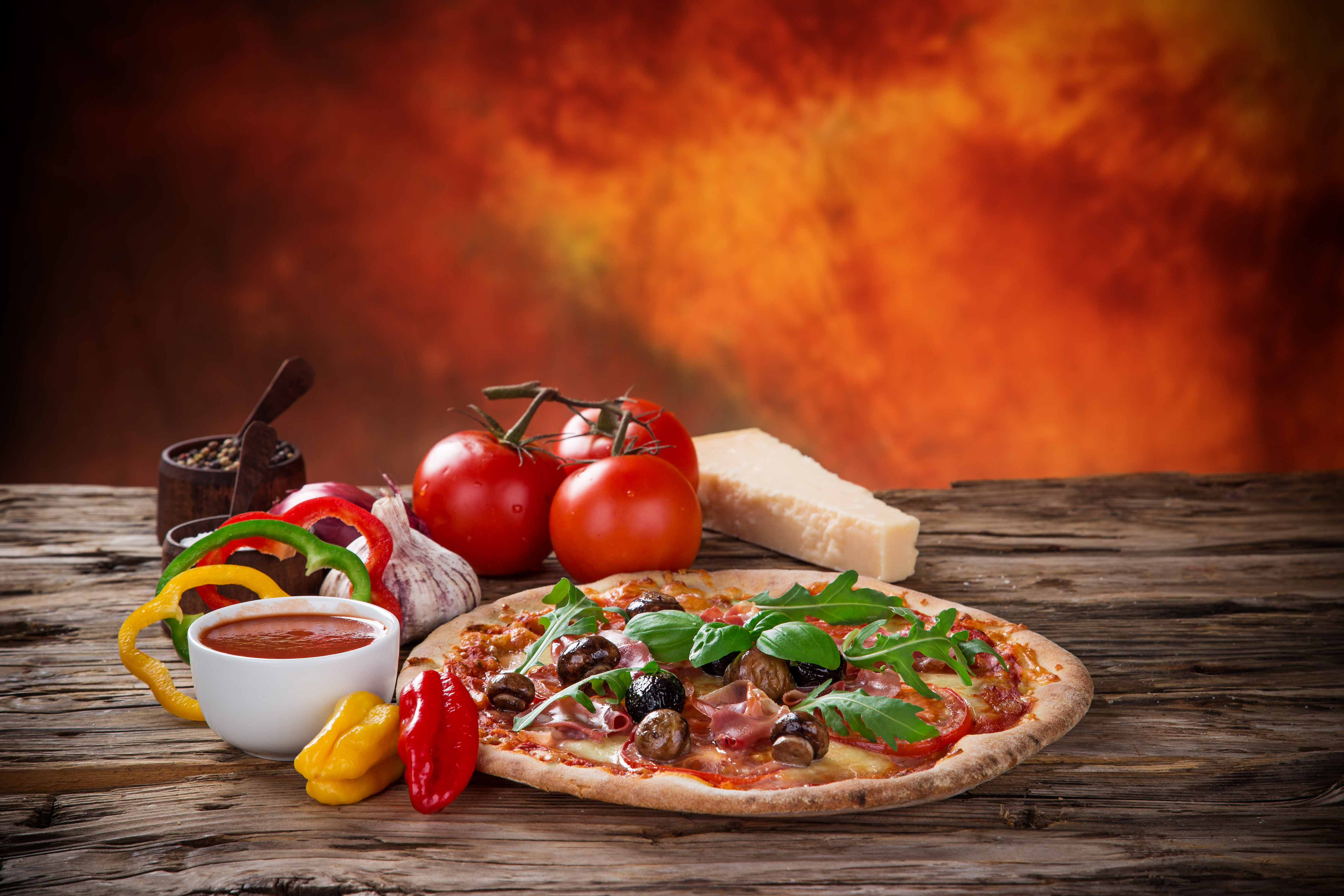 Handy-Wallpaper Pizza, Tomate, Käse, Nahrungsmittel, Stillleben kostenlos herunterladen.