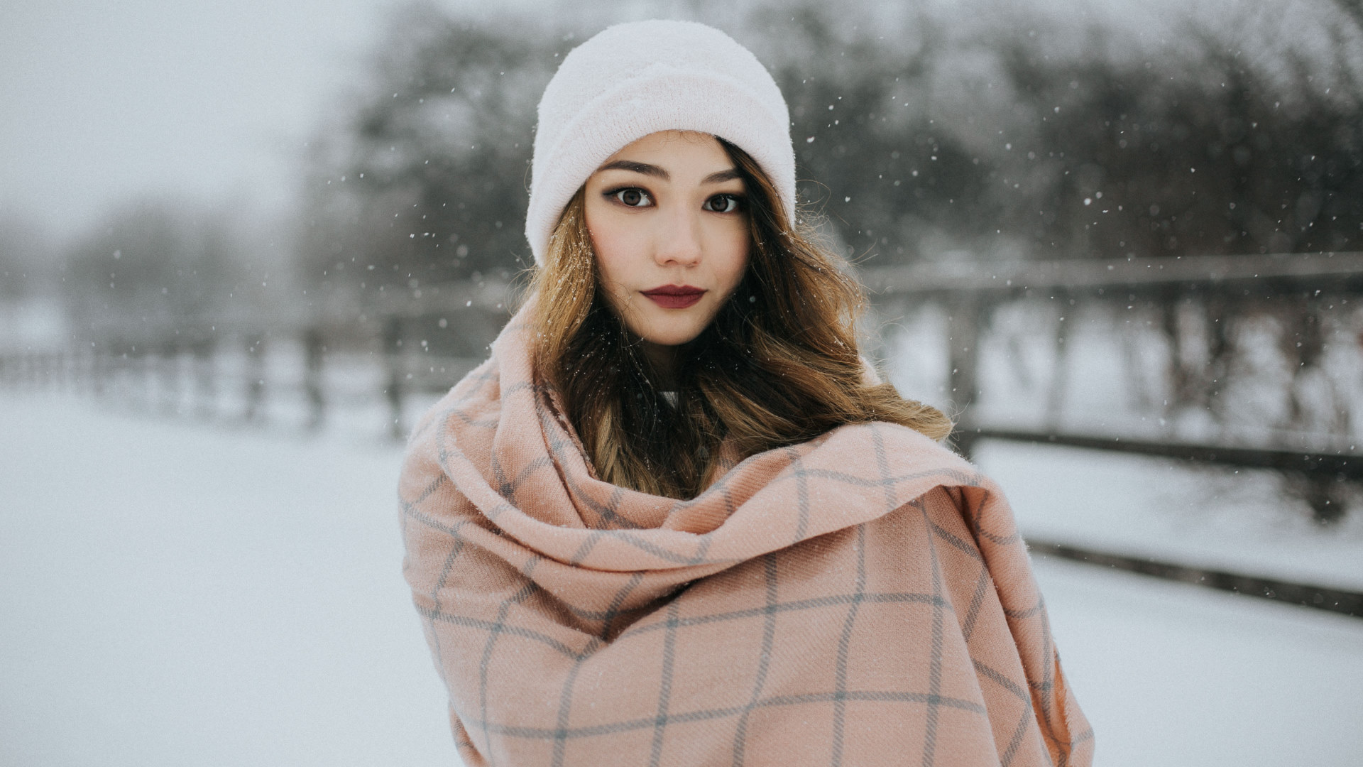 無料モバイル壁紙冬, 雪, 帽子, ブルネット, モデル, 女性, 降雪, 茶色の目, 口紅, 被写界深度をダウンロードします。
