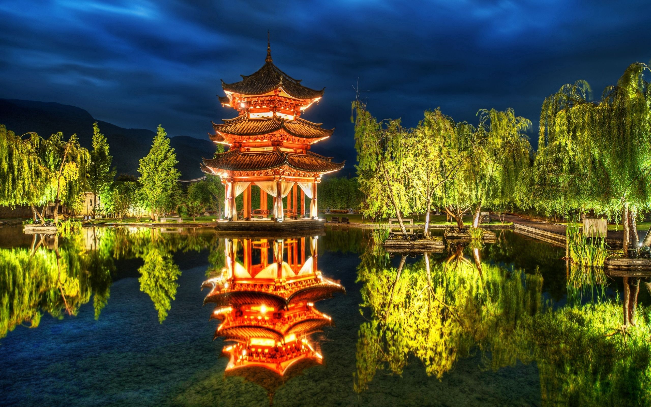 Скачать картинку Города, Небо, Ночь, Лес, Пагода, Озеро, Китай в телефон бесплатно.