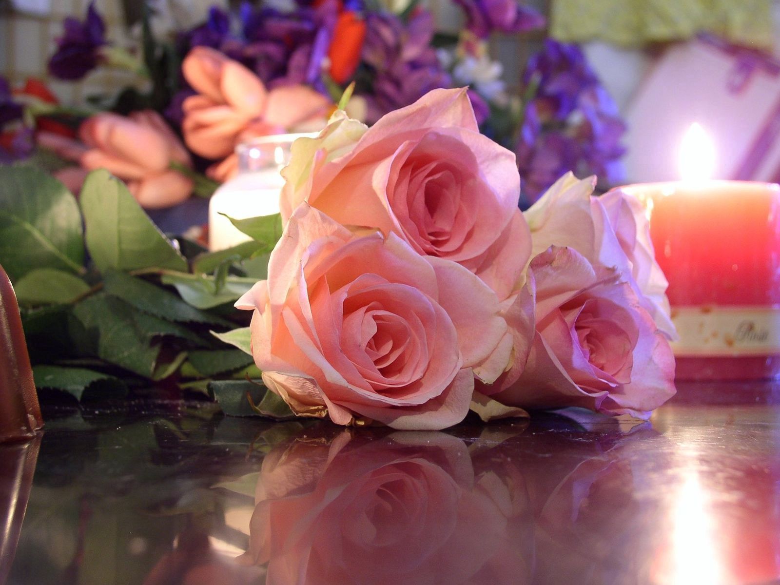 87429 скачать картинку романтика, три, цветы, розы, букет, отражение, свеча - обои и заставки бесплатно