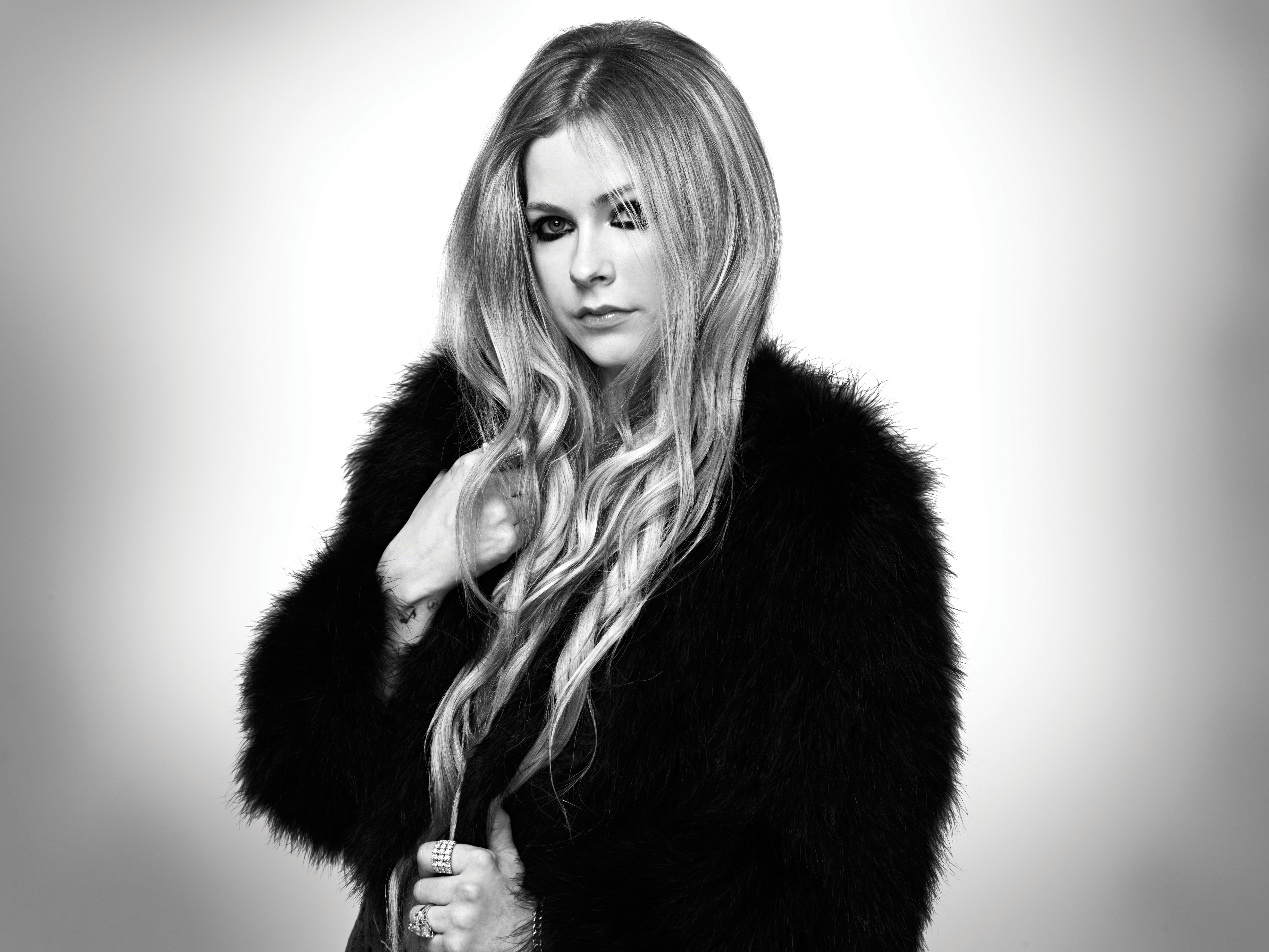 Baixar papel de parede para celular de Música, Avril Lavigne, Monocromático, Cantor, Canadense, Cabelo Longo gratuito.