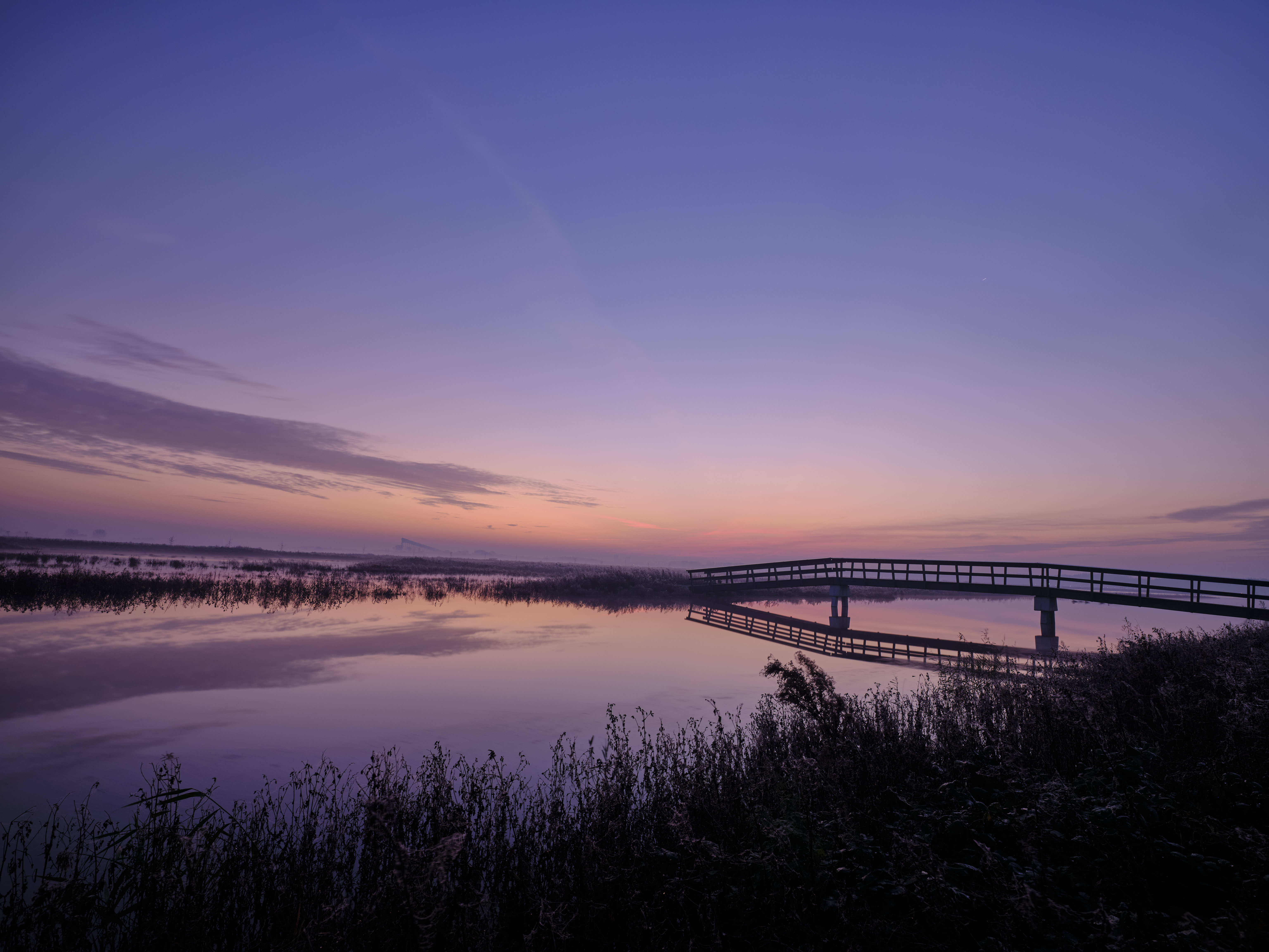 Скачать картинку Природа, Мост, Сумерки, Озеро, Пейзаж, Фиолетовый в телефон бесплатно.
