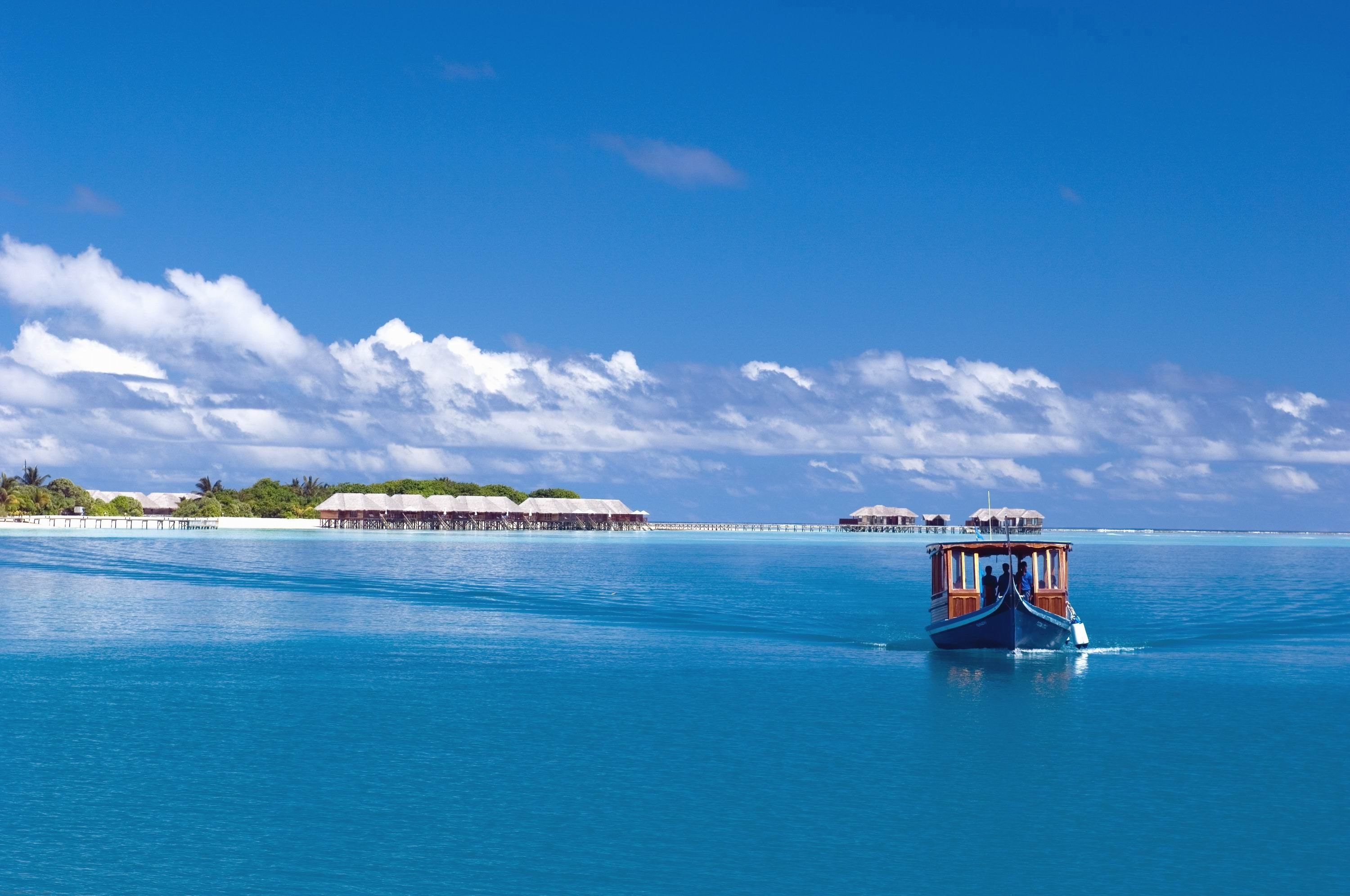 Handy-Wallpaper Insel, Ein Boot, Tropen, Die Insel, Malediven, Boot, Natur, Sea kostenlos herunterladen.