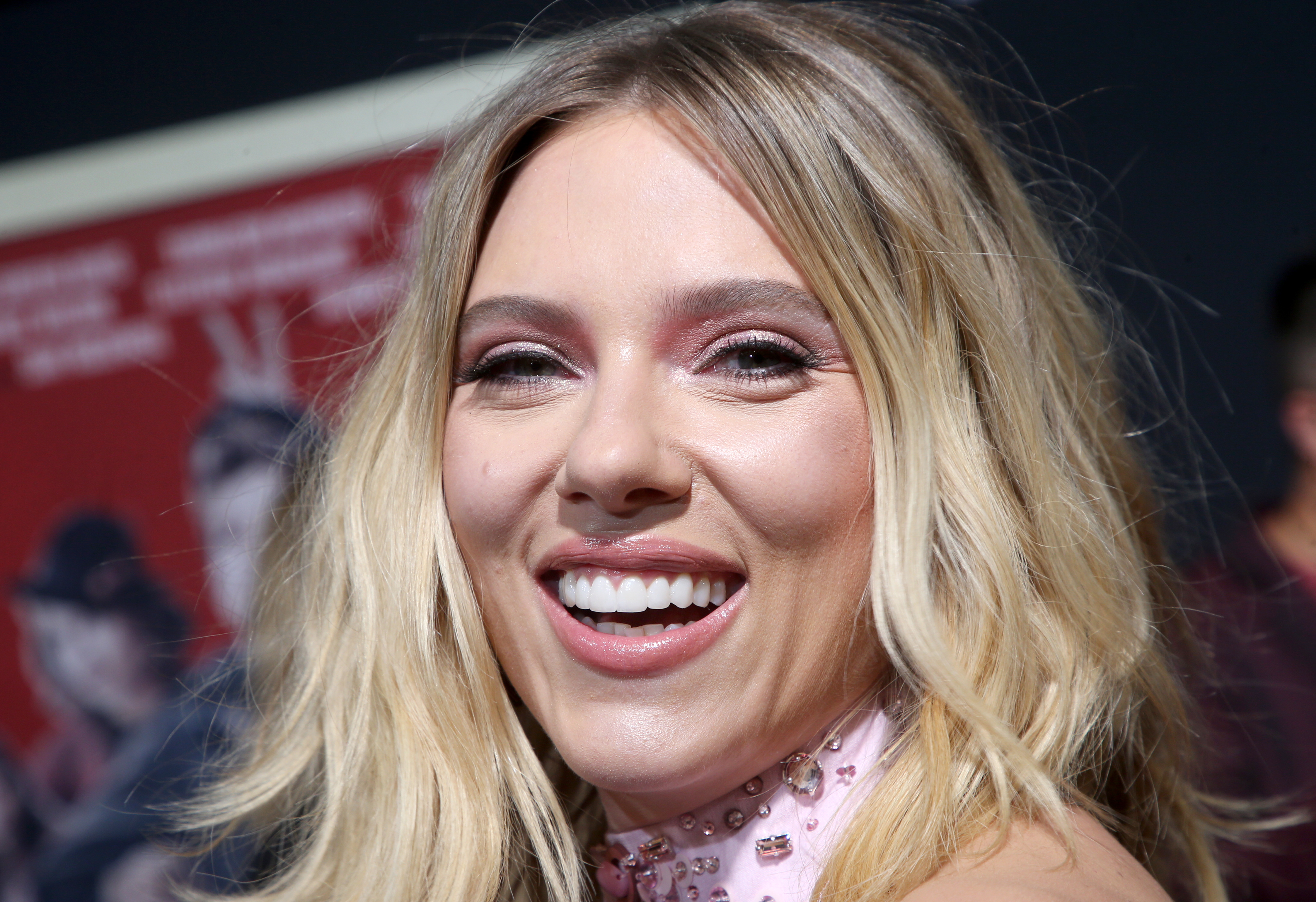 Download mobile wallpaper Scarlett Johansson, Close Up, Smile, Blonde, Face, American, Celebrity, Actress for free.