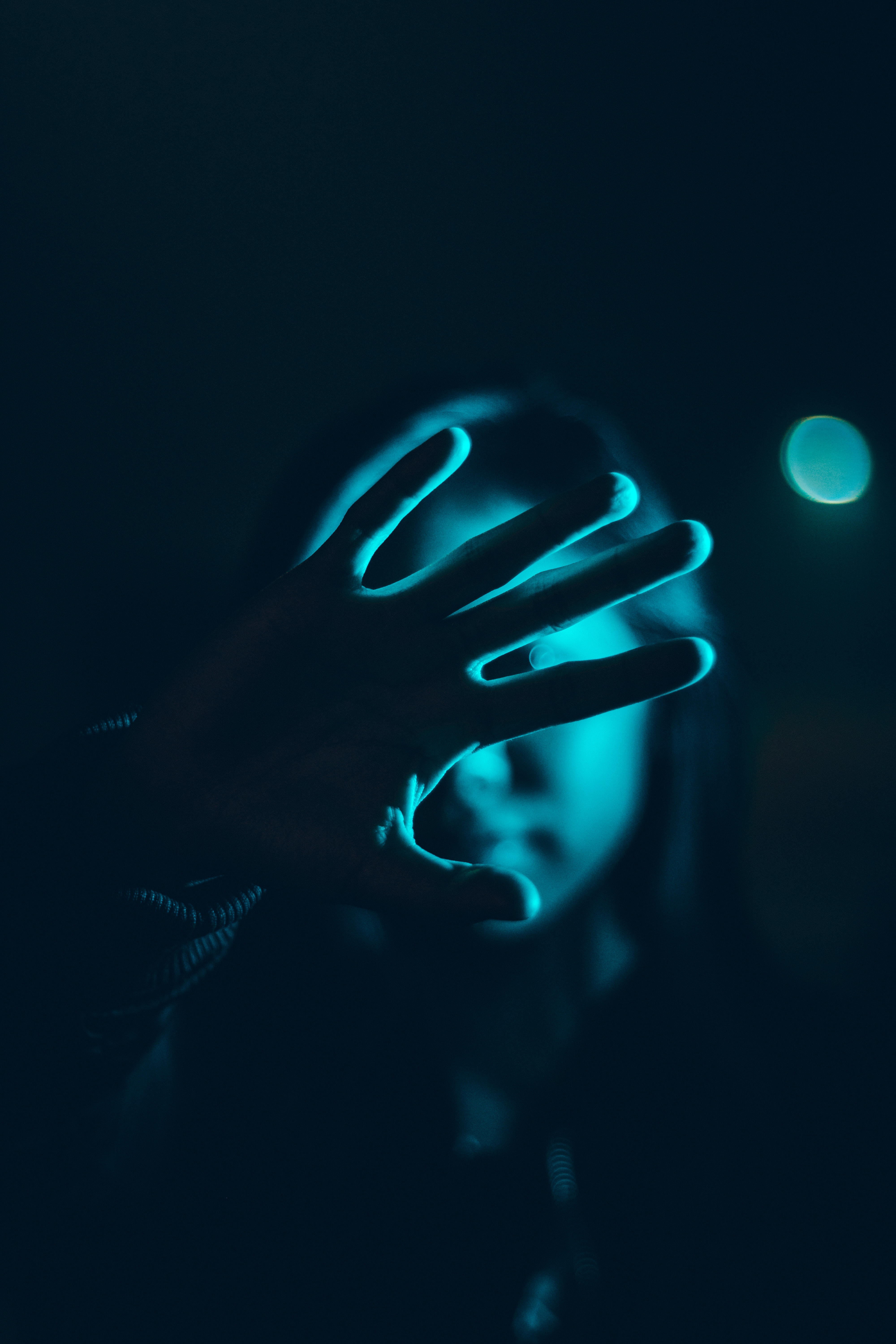 hand, darkness, shine, dark, light Smartphone Background