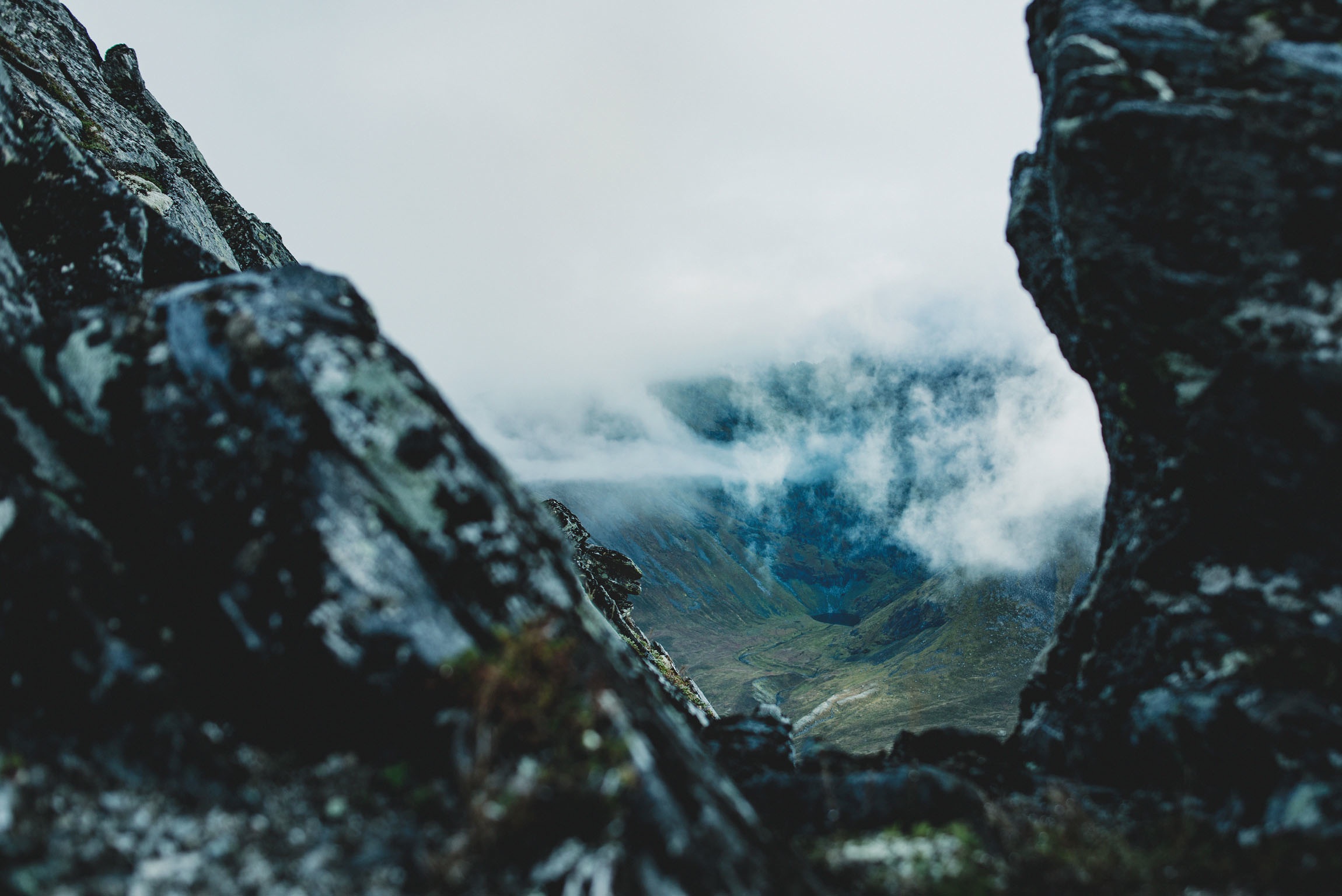 Free download wallpaper Stones, Mountains, Fog, Dahl, Nature, Distance on your PC desktop