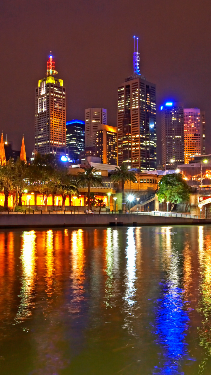 Скачать картинку Города, Река, Небоскреб, Свет, Австралия, Небоскрёб, Мельбурн, Легкий, Сделано Человеком, Река Ярра в телефон бесплатно.