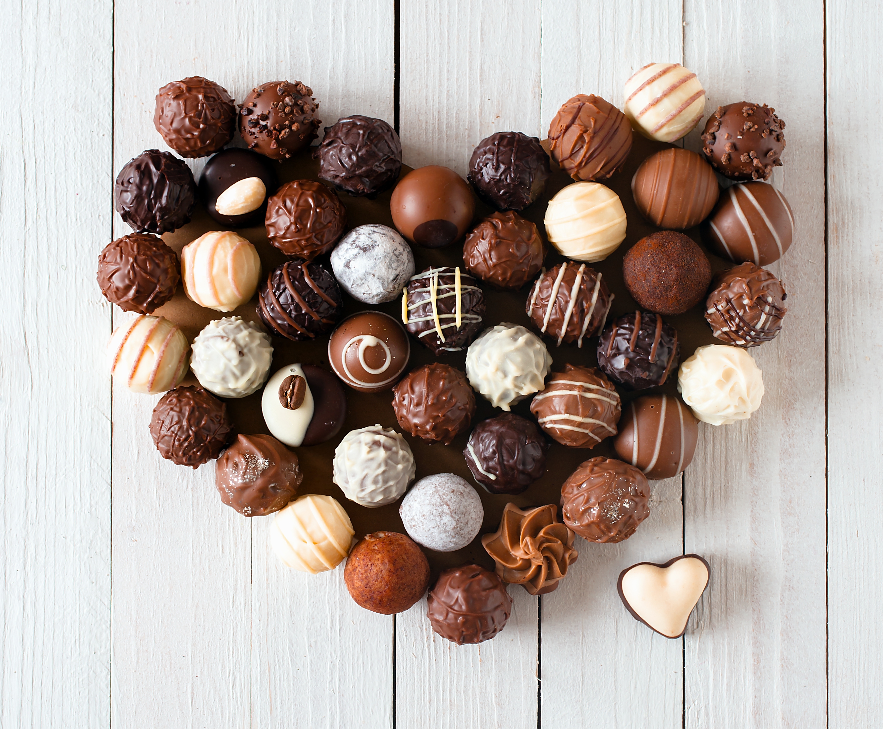 Download mobile wallpaper Food, Chocolate, Heart for free.