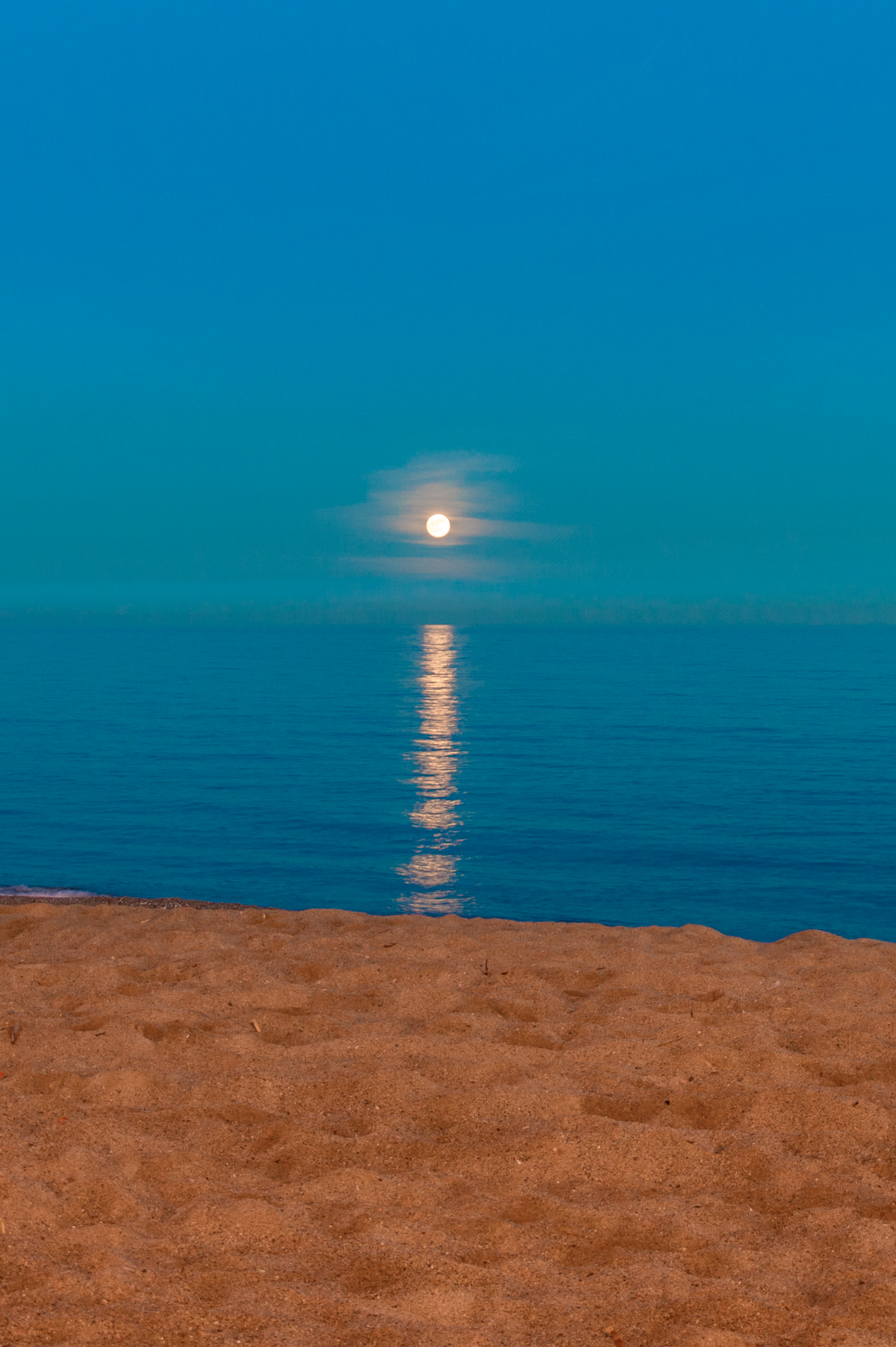 Download mobile wallpaper Horizon, Sand, Glare, Sea, Nature, Moon for free.