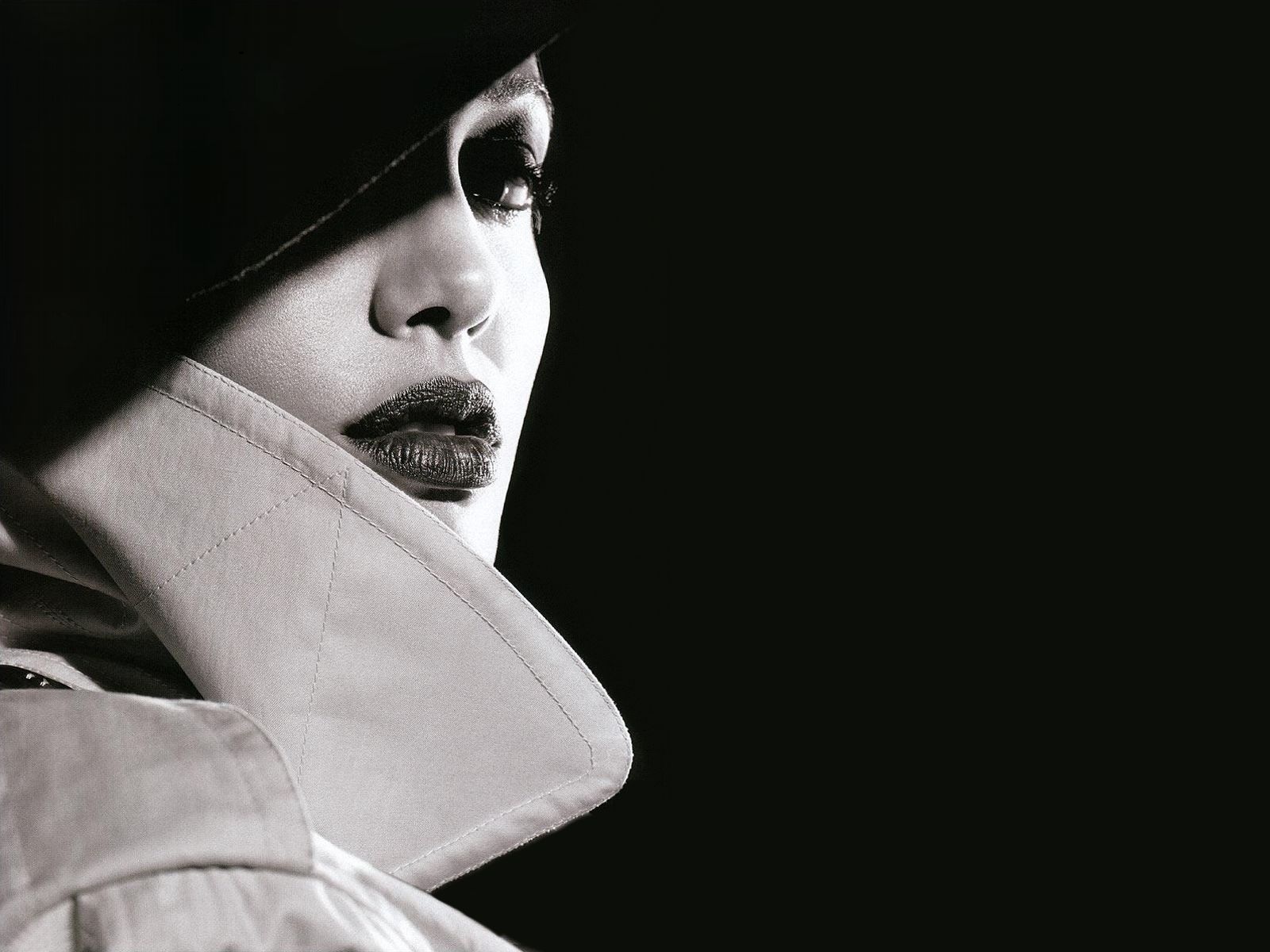 Free download wallpaper Angelina Jolie, Model, Celebrity, Black & White on your PC desktop