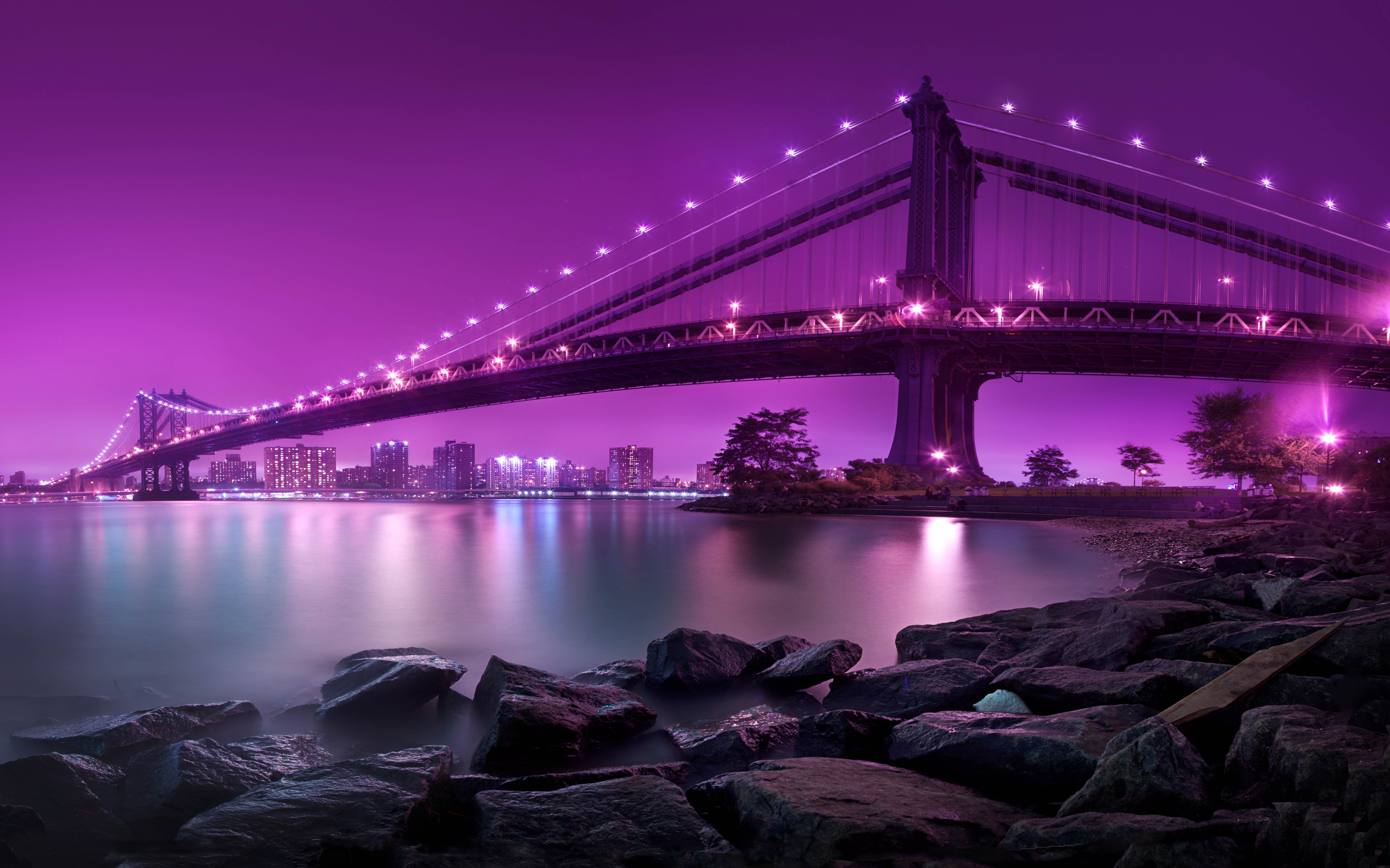 Скачать картинку Река, Ночь, Город, Манхэттенский Мост, Невеста, Пурпурный, Сделано Человеком в телефон бесплатно.