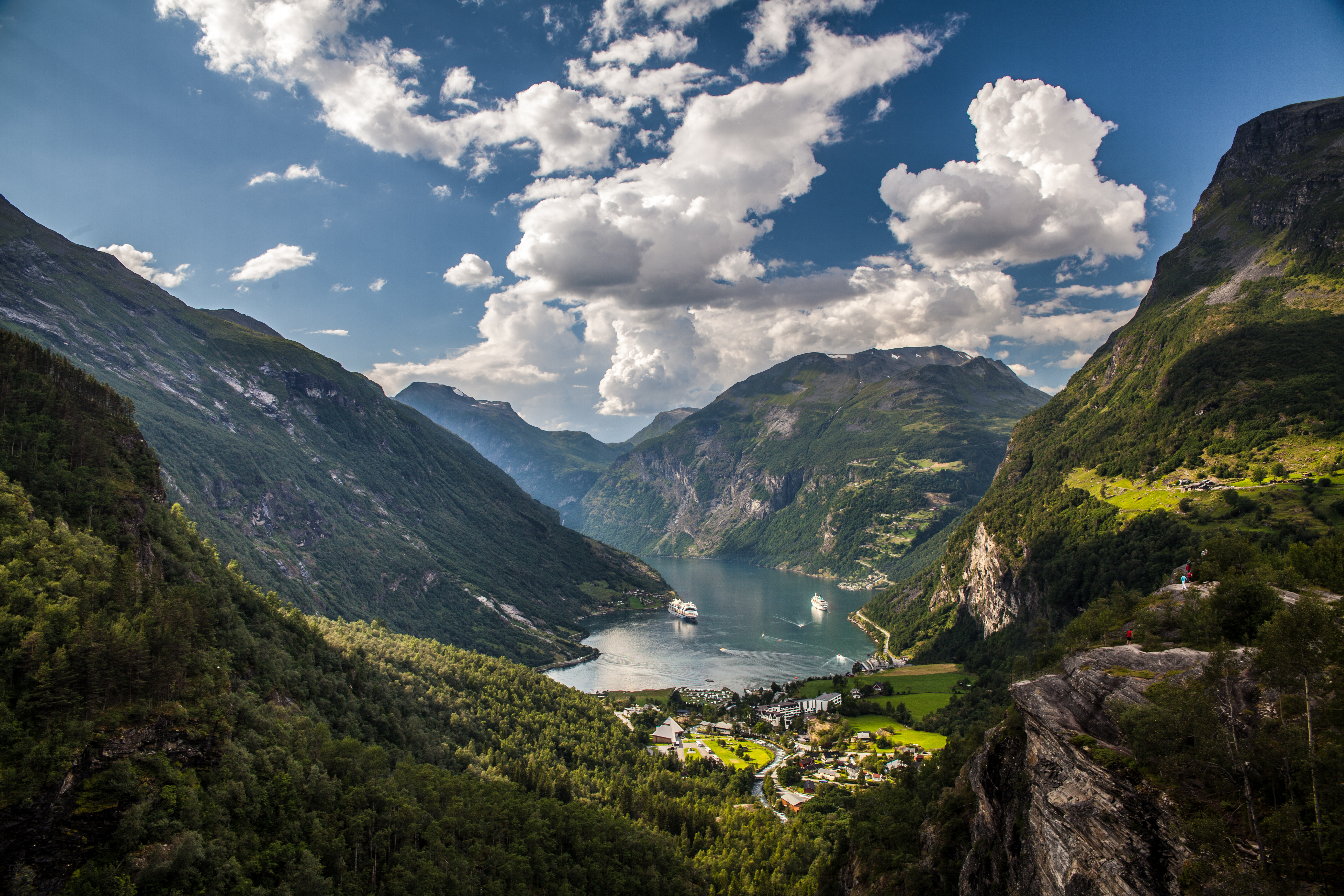 1523455 télécharger l'image norvège, montagne, scandinavie, fjord, geirangerfjord, terre/nature, nuage, bateau de croisière, geiranger - fonds d'écran et économiseurs d'écran gratuits