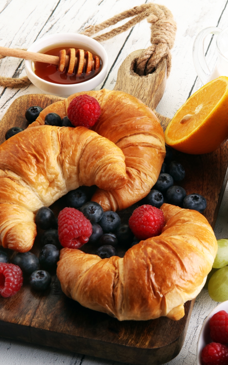 Handy-Wallpaper Obst, Himbeere, Frucht, Croissant, Blaubeere, Heidelbeere, Nahrungsmittel, Stillleben, Frühstuck kostenlos herunterladen.