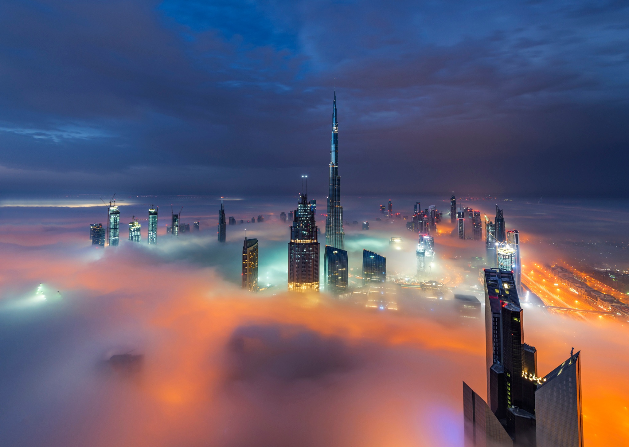 Laden Sie das Städte, Wolkenkratzer, Gebäude, Nebel, Dubai, Stadtbild, Nacht, Menschengemacht, Großstadt-Bild kostenlos auf Ihren PC-Desktop herunter