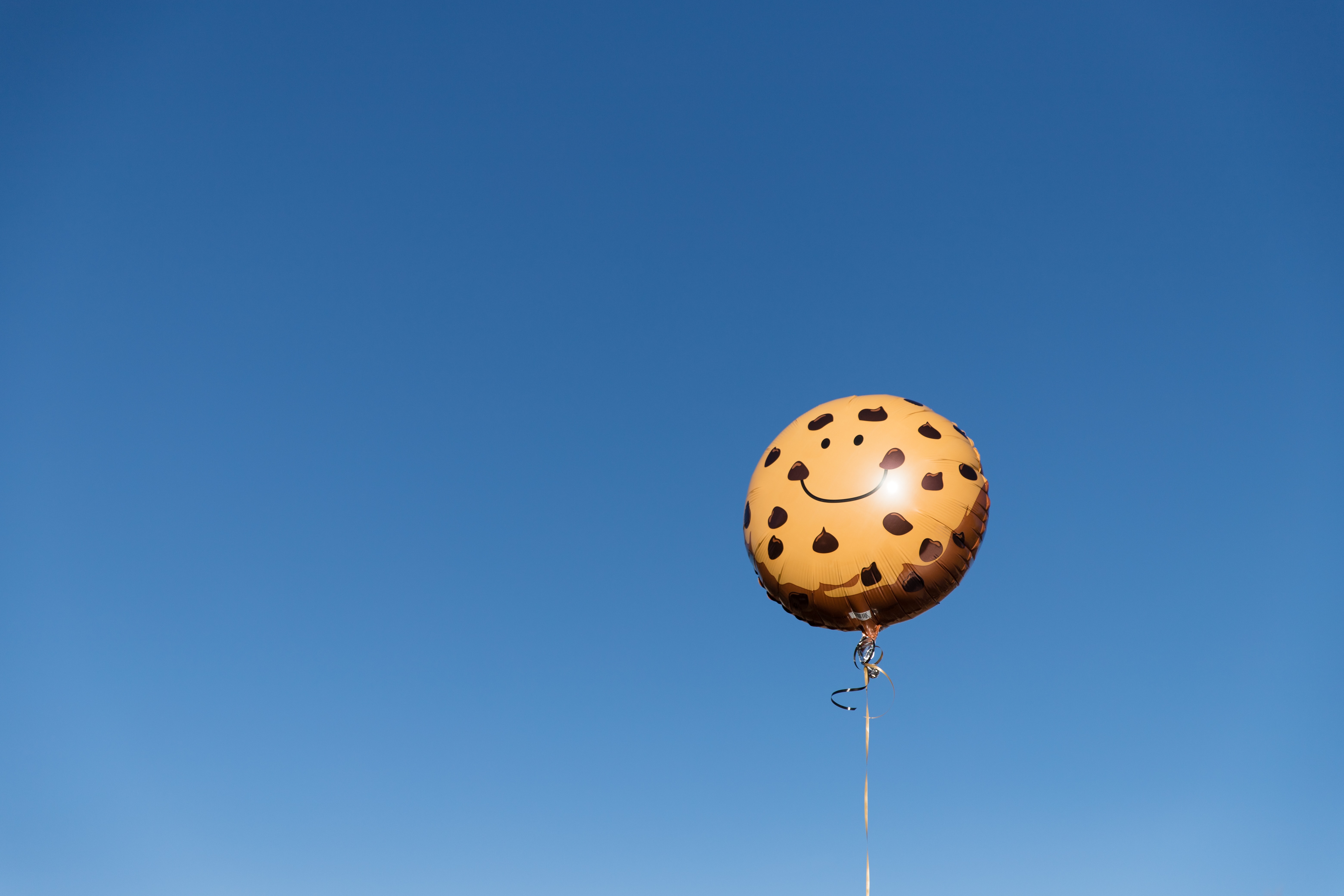 109401 скачать картинку воздушный шарик, смайлик, небо, разное, смайл - обои и заставки бесплатно