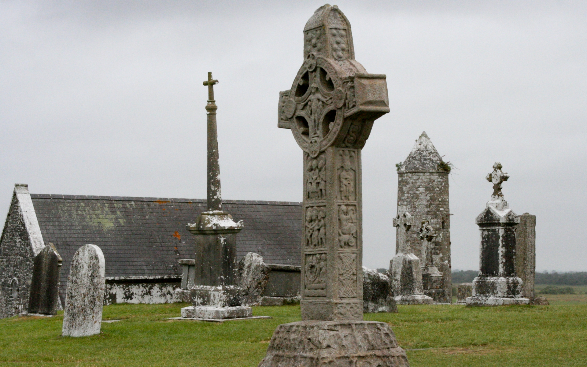 Скачать картинку Архитектура, Ирландия, Крест, Монастырь, Религиозные, Кладбище, Клонмакнойз, Монастырь Клонмакнойс в телефон бесплатно.