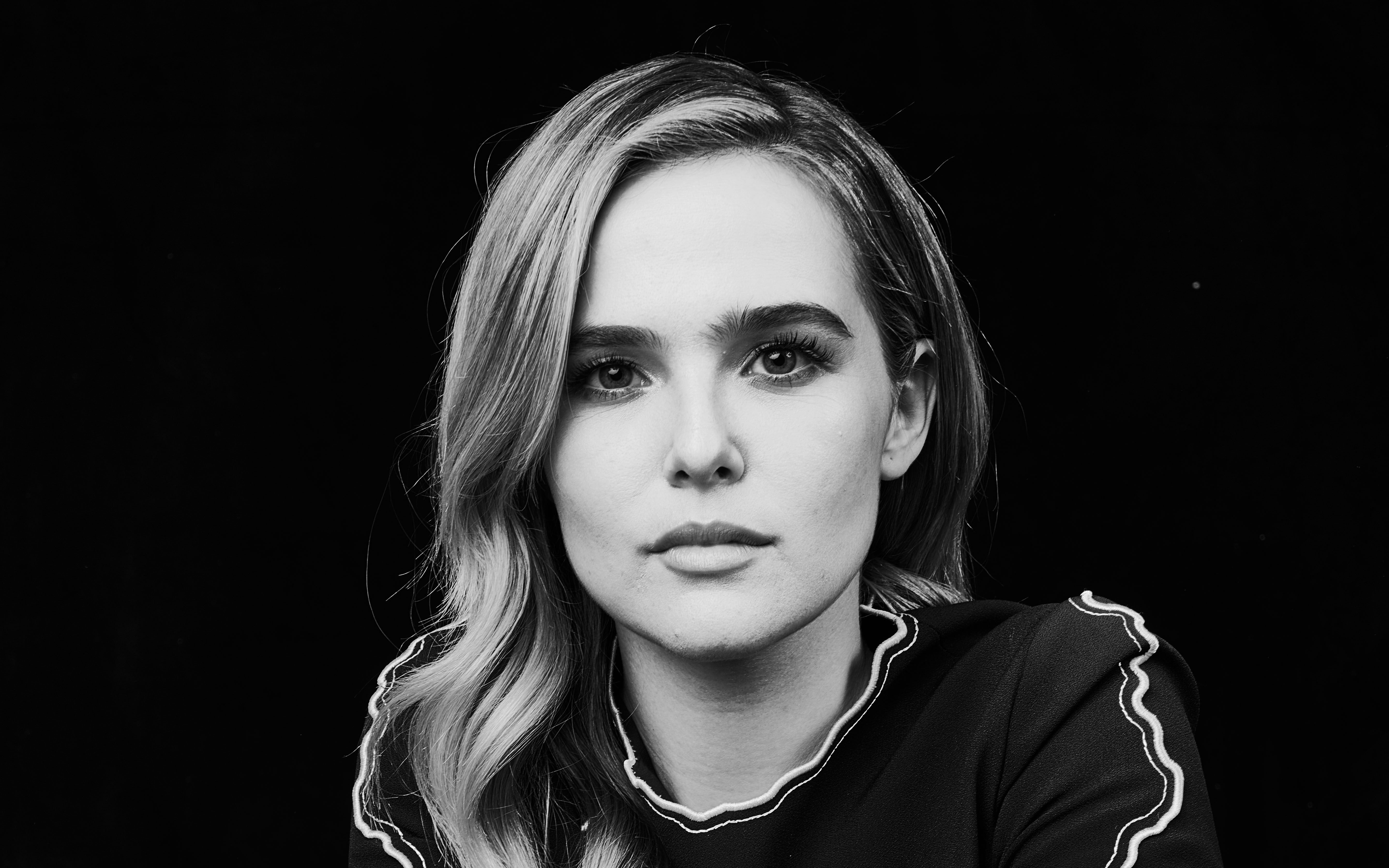Download mobile wallpaper Face, American, Celebrity, Black & White, Actress, Zoey Deutch for free.