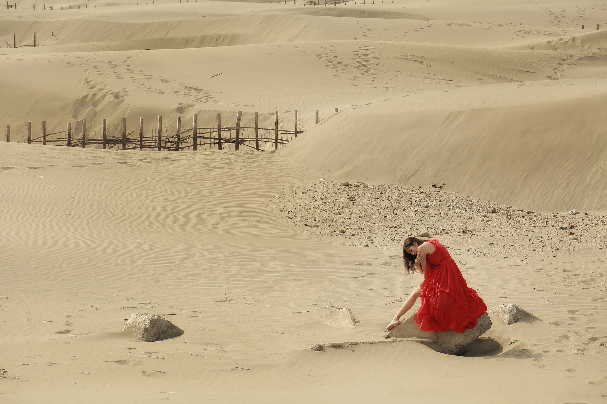 Handy-Wallpaper Sand, Frauen, Asiatinnen, Rotes Kleid kostenlos herunterladen.