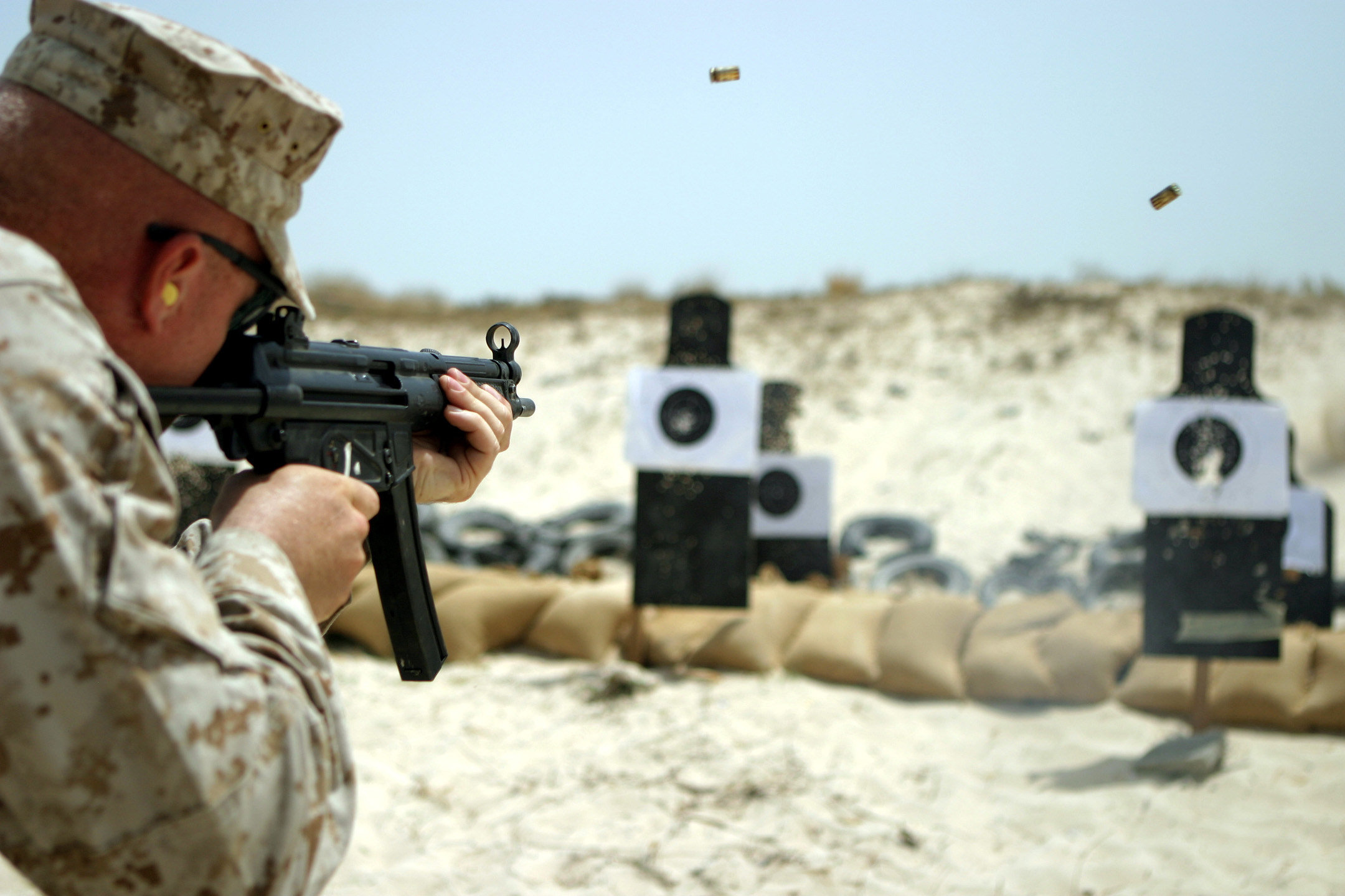 Descarga gratuita de fondo de pantalla para móvil de Soldado, Militar, Pistola, Arma.