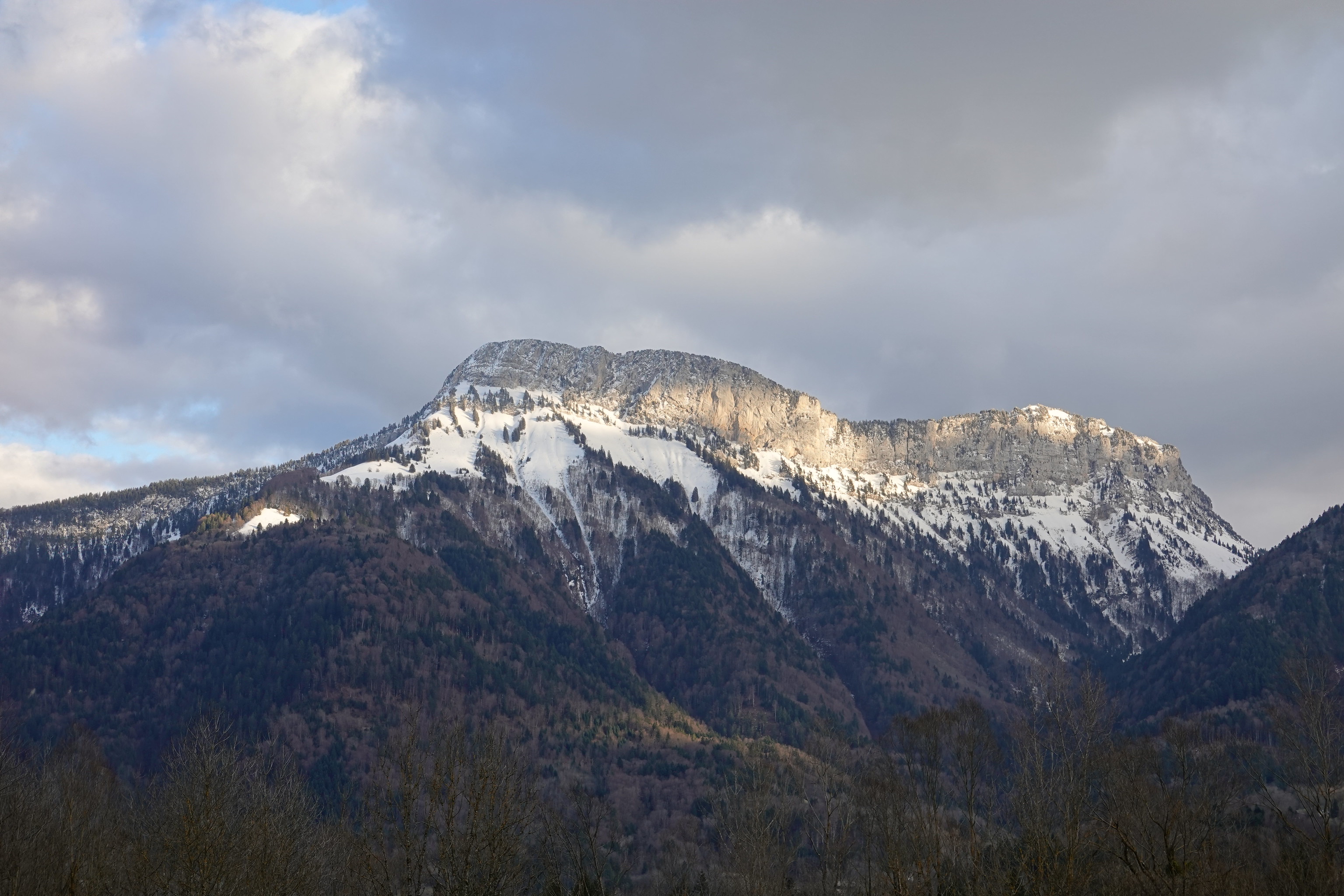 Скачать картинку Склон, Заснеженный, Снег, Вершины, Горы, Природа в телефон бесплатно.