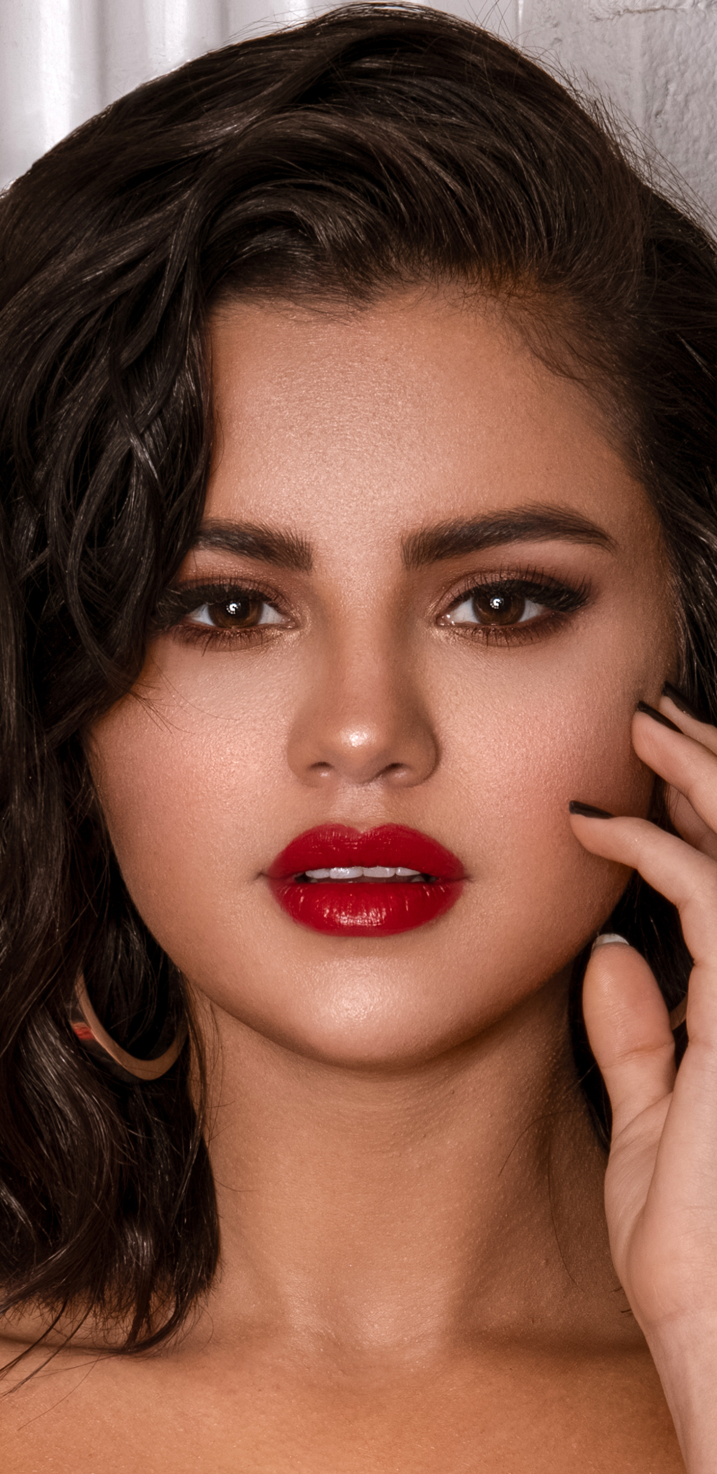 Handy-Wallpaper Musik, Selena Gomez, Sänger, Gesicht, Amerikanisch, Braune Augen, Darstellerin, Lippenstift, Latina kostenlos herunterladen.