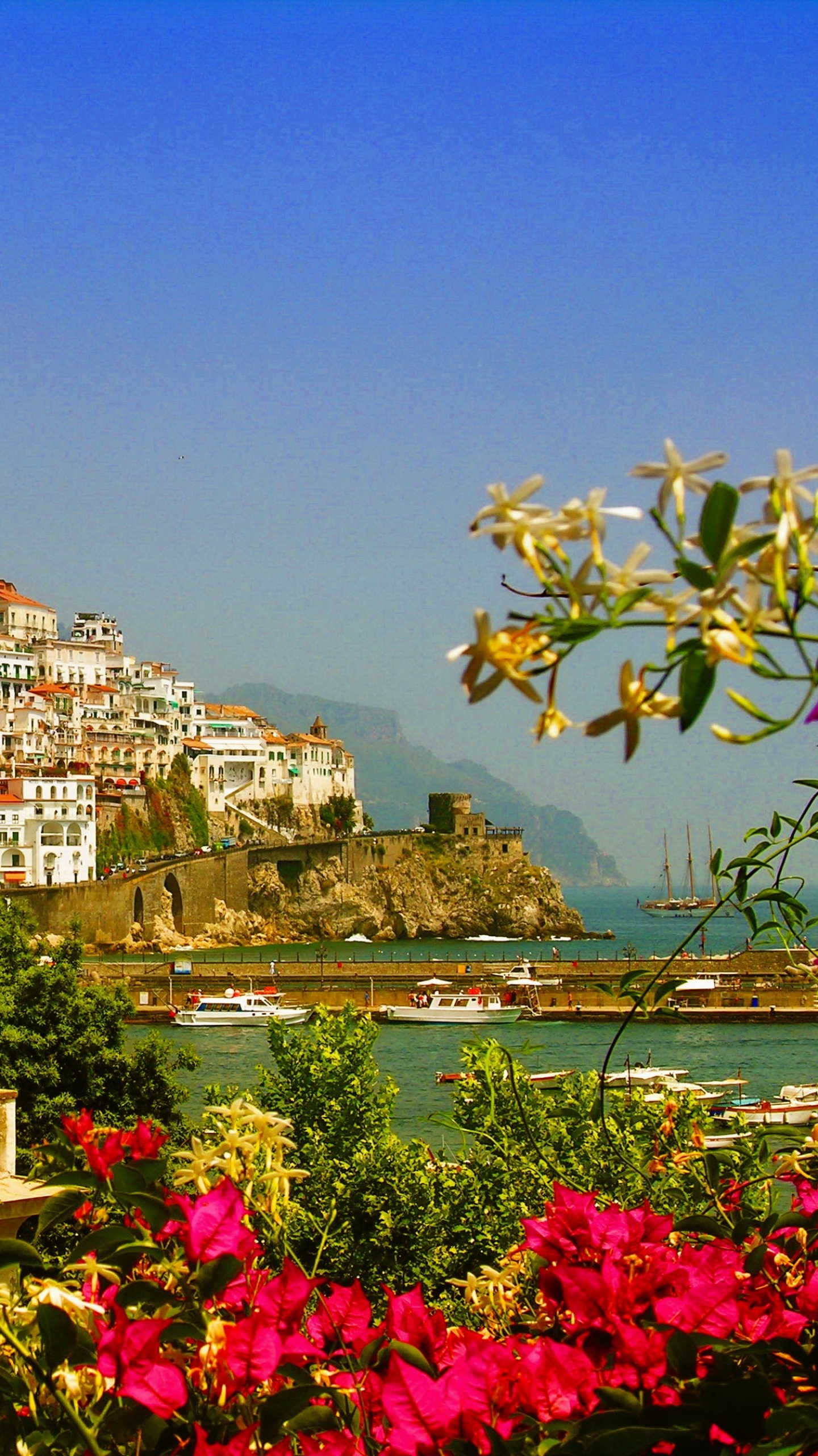 Handy-Wallpaper Städte, Italien, Blume, Boot, Amalfi, Menschengemacht kostenlos herunterladen.