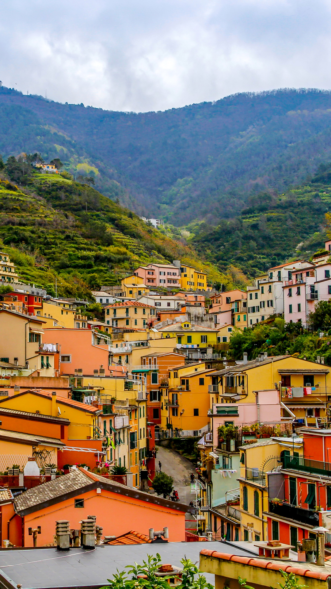 Handy-Wallpaper Städte, Italien, Berg, Haus, Dorf, Farben, Gebirge, Bunt, Manarola, Cinque Terre, Menschengemacht kostenlos herunterladen.