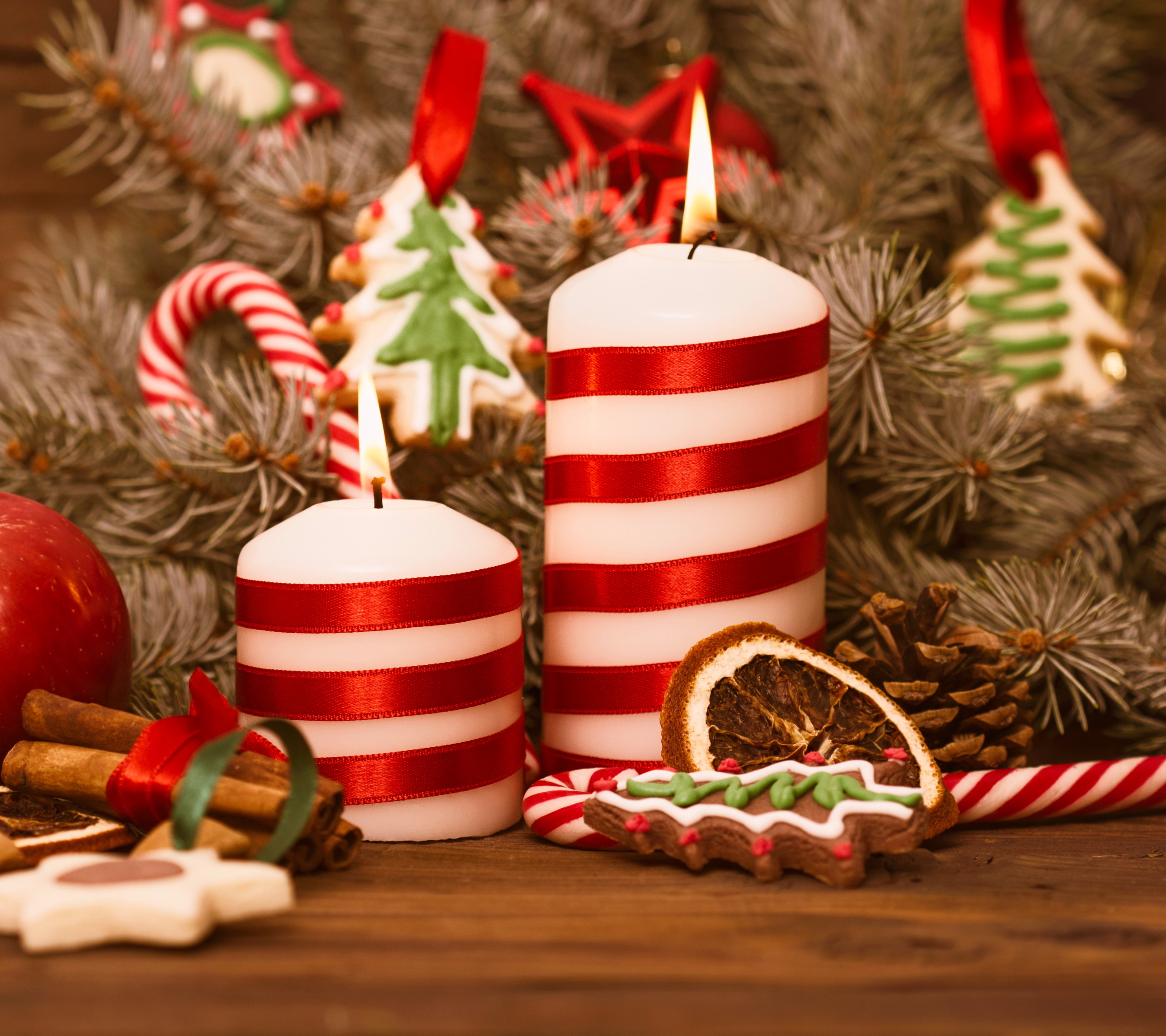 Handy-Wallpaper Feiertage, Weihnachten, Weihnachtsschmuck, Apfel, Kerze, Lebkuchen, Zimt, Plätzchen, Zuckerstange kostenlos herunterladen.