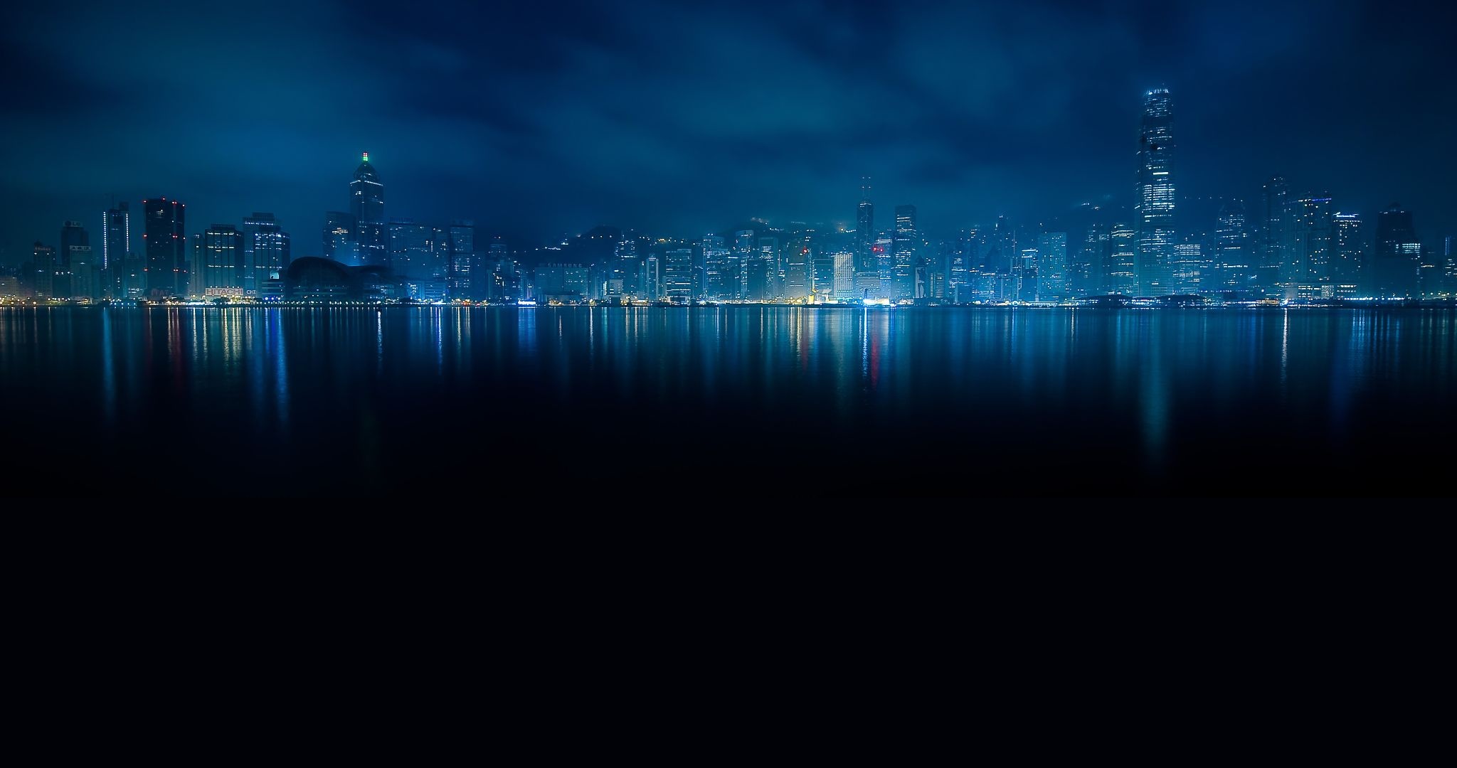 Скачать обои бесплатно Города, Ночь, Город, Синий, Здание, Гонконг, Чёрный, Небоскрёб, Сделано Человеком картинка на рабочий стол ПК