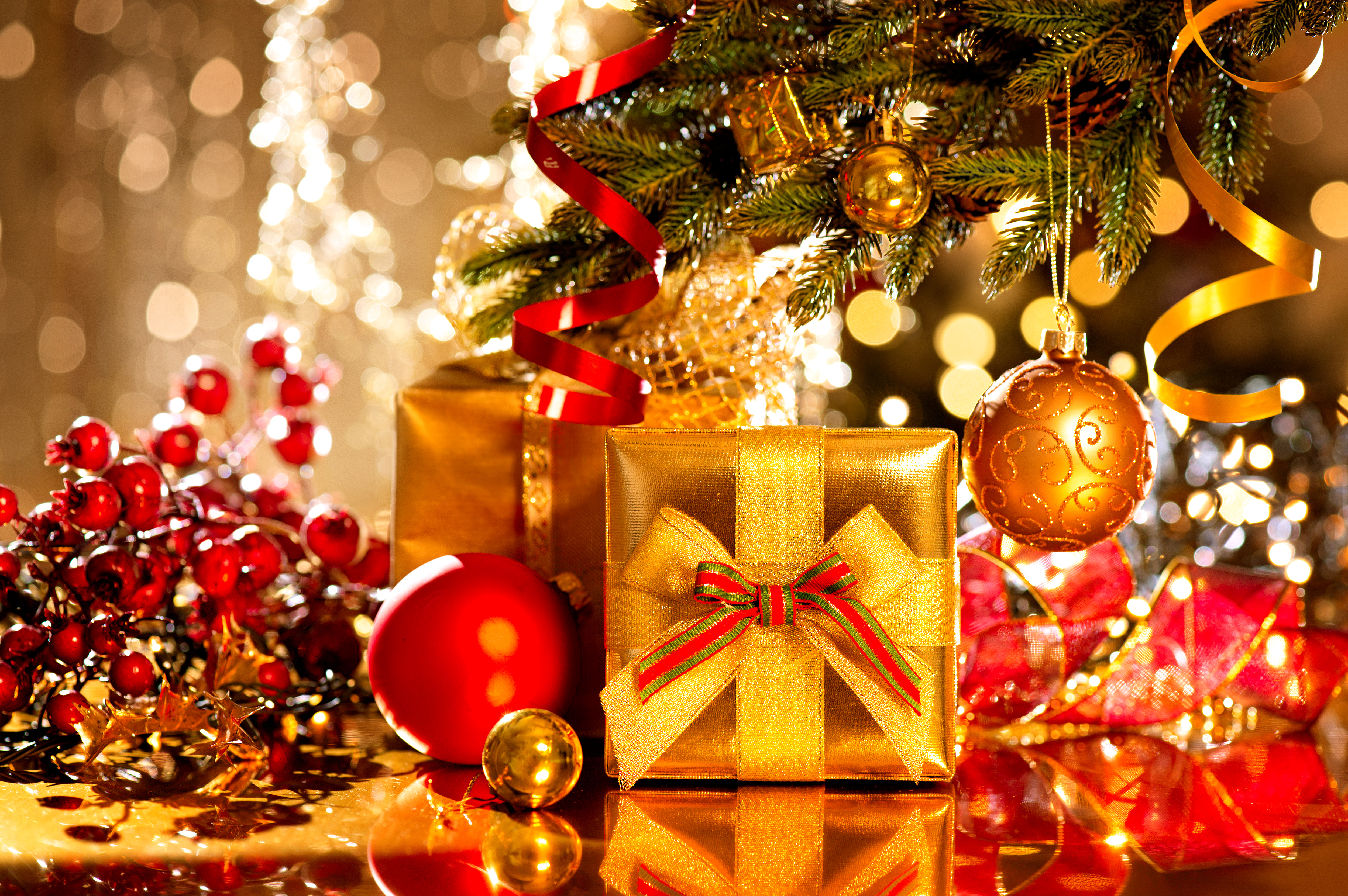 Handy-Wallpaper Feiertage, Weihnachten, Geschenk, Bunt, Weihnachtsschmuck, Spiegelung kostenlos herunterladen.