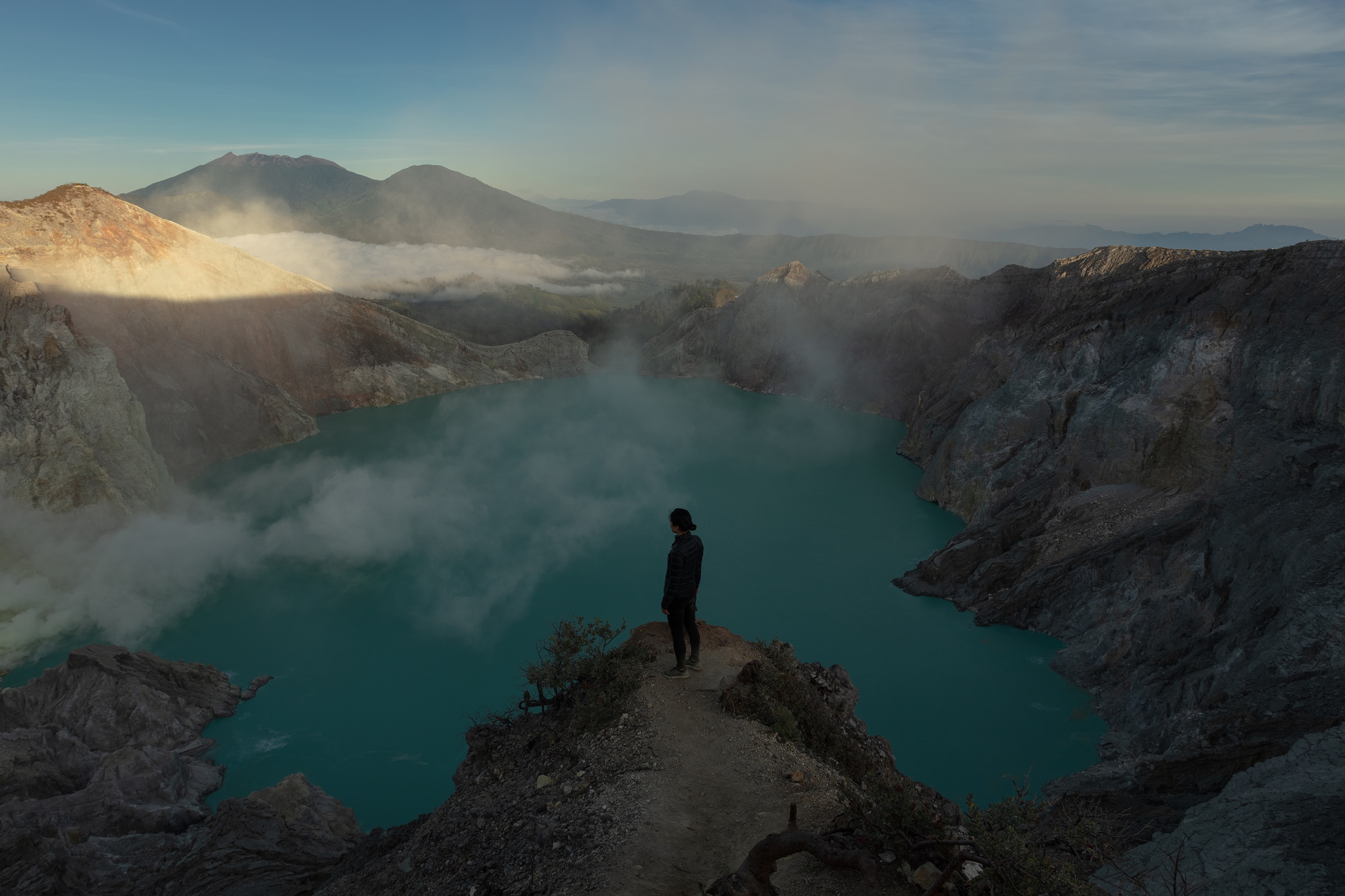 Baixe gratuitamente a imagem Montanhas, Pedra, Rocha, Miscelânea, Variado, Precipício, Humano, Pessoa, Lago, Pausa na área de trabalho do seu PC