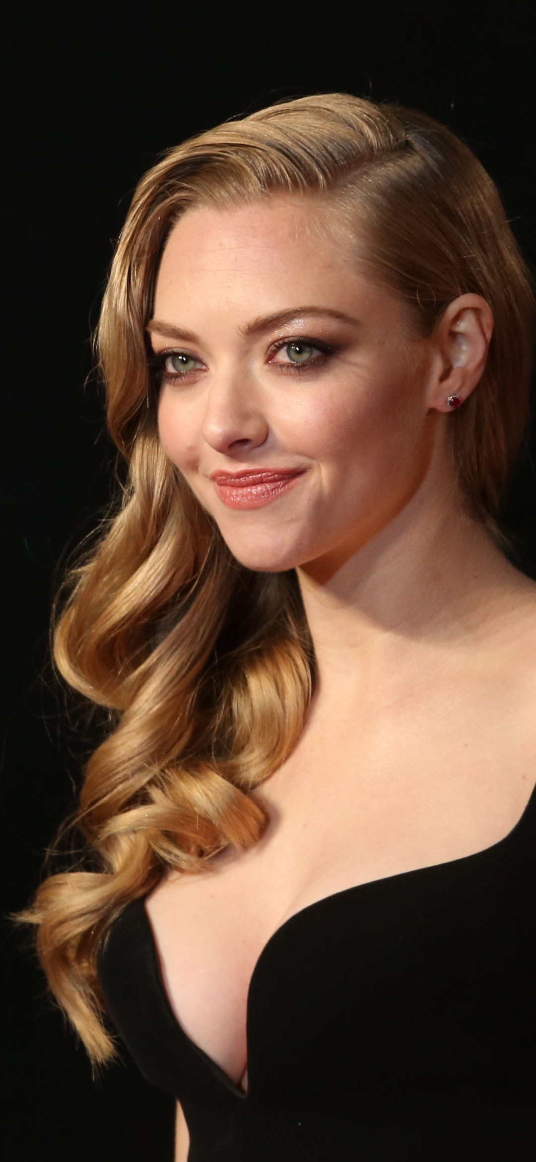 Download mobile wallpaper Smile, Blonde, American, Celebrity, Actress, Amanda Seyfried for free.