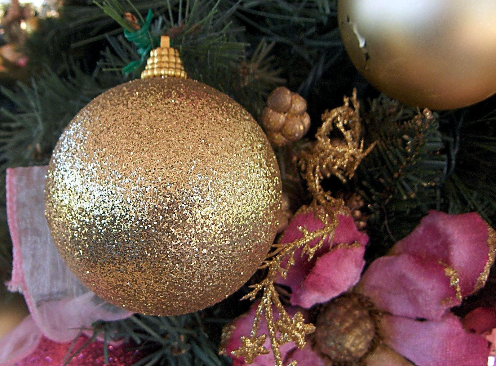 holidays, gold, close up, ball, christmas tree, tinsel, christmas tree toy, sequins HD wallpaper
