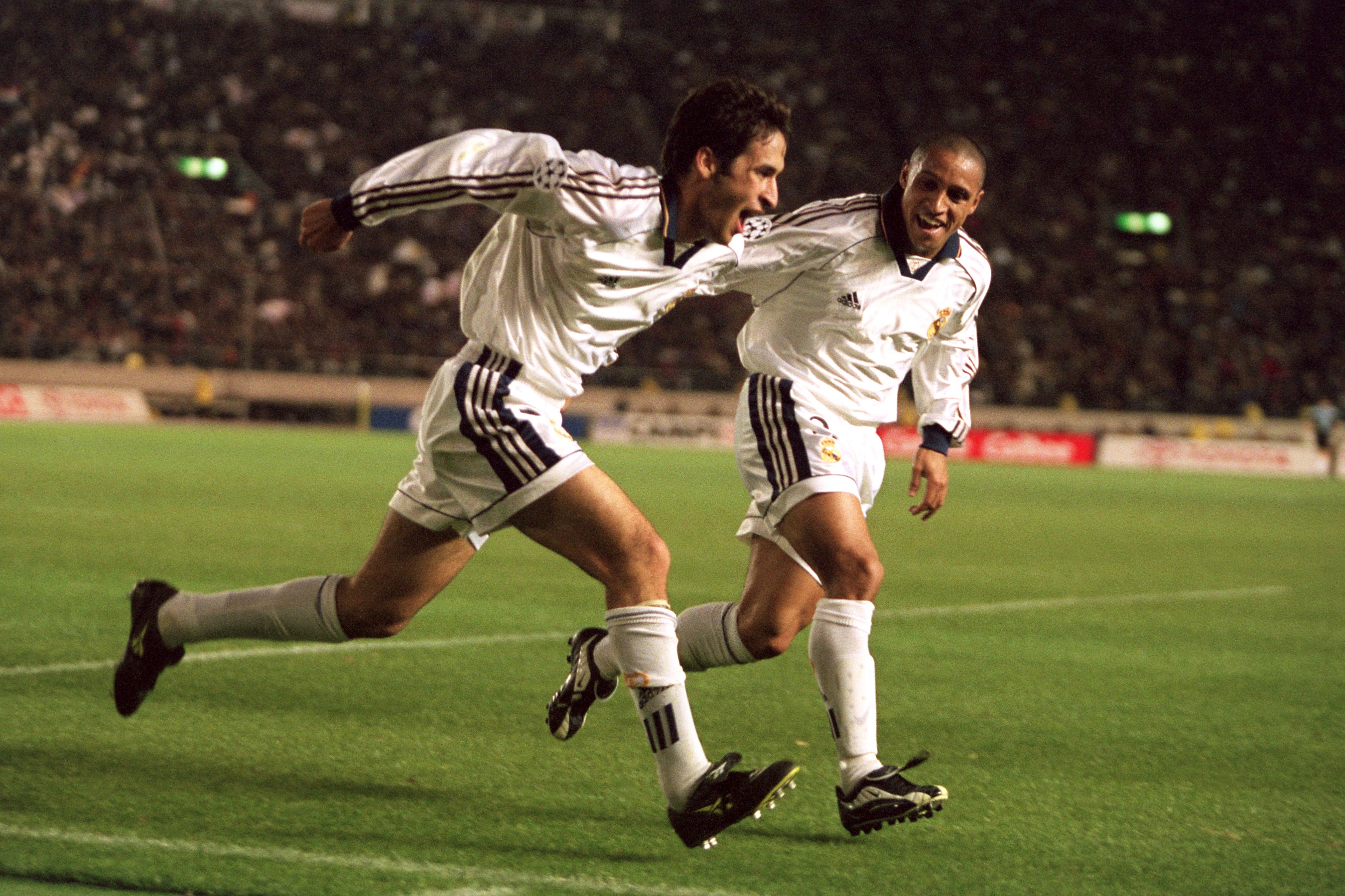 Descarga gratuita de fondo de pantalla para móvil de Deporte, Real Madrid C F, Raúl González Blanco, Roberto Carlos.