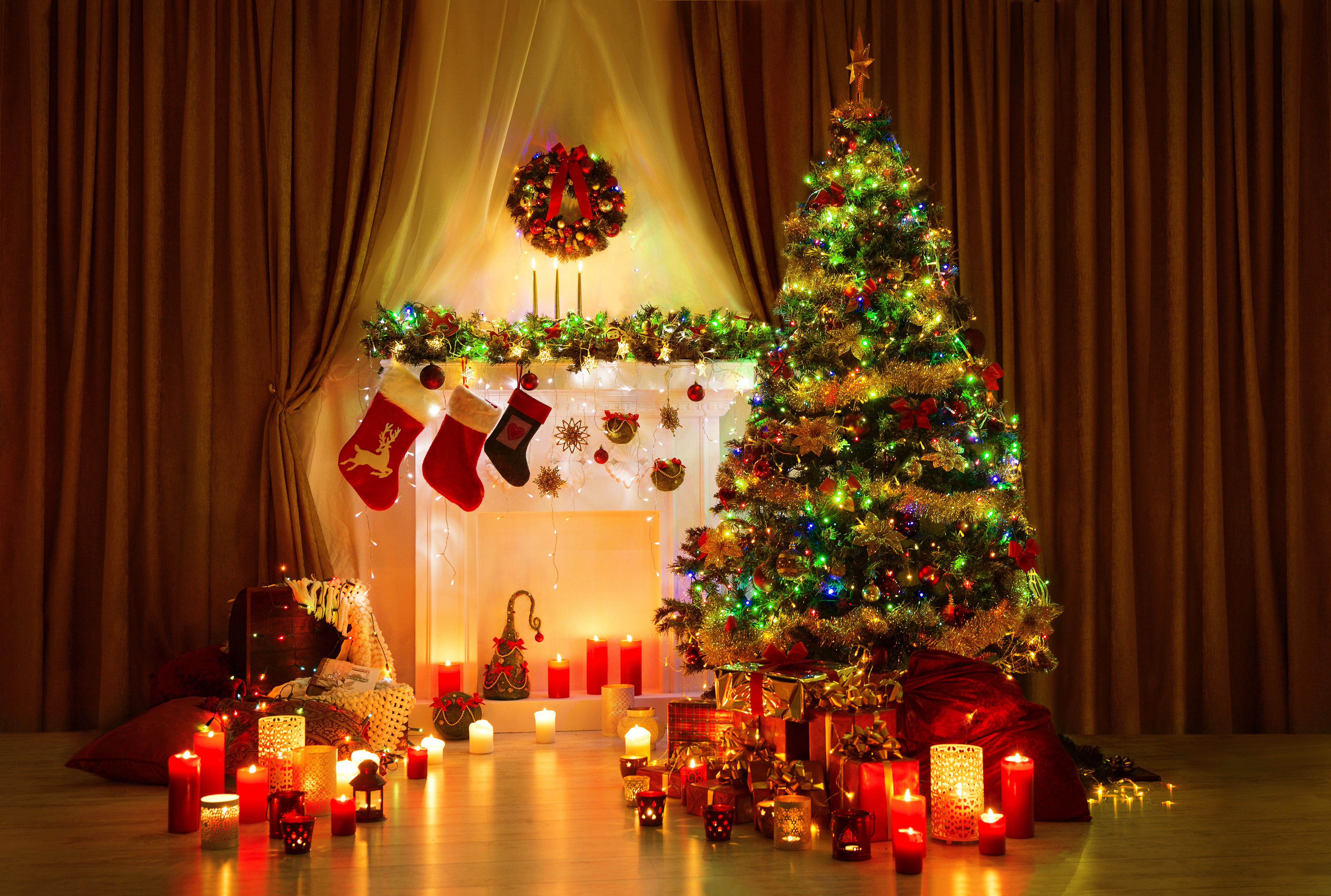 Handy-Wallpaper Feiertage, Weihnachten, Weihnachtsbaum, Kamin kostenlos herunterladen.