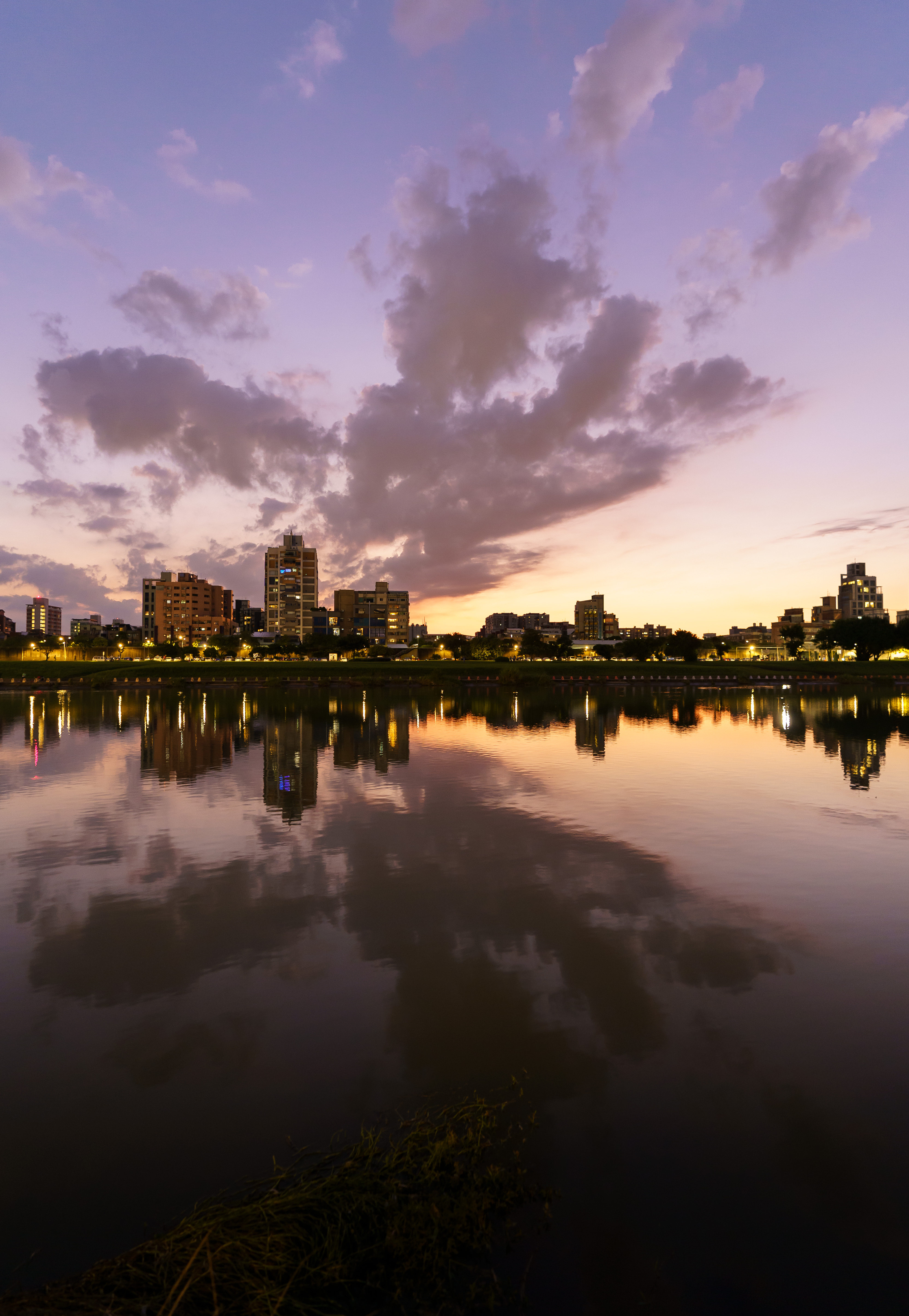 Descarga gratuita de fondo de pantalla para móvil de Ciudad, Edificio, Lago, Orilla, Agua, Reflexión, Banco, Ciudades.