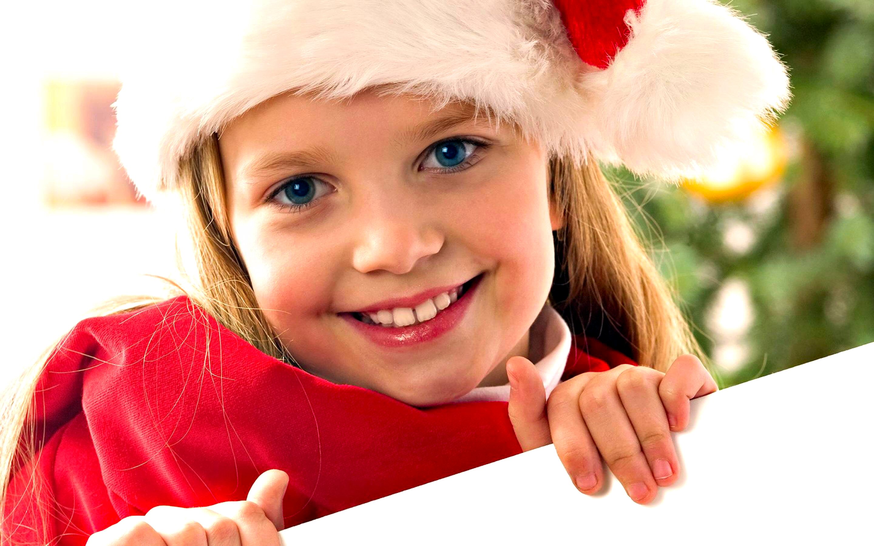 Téléchargez des papiers peints mobile Noël, Le Sourire, Enfant, Yeux Bleus, Photographie, Chapeau De Père Noël gratuitement.