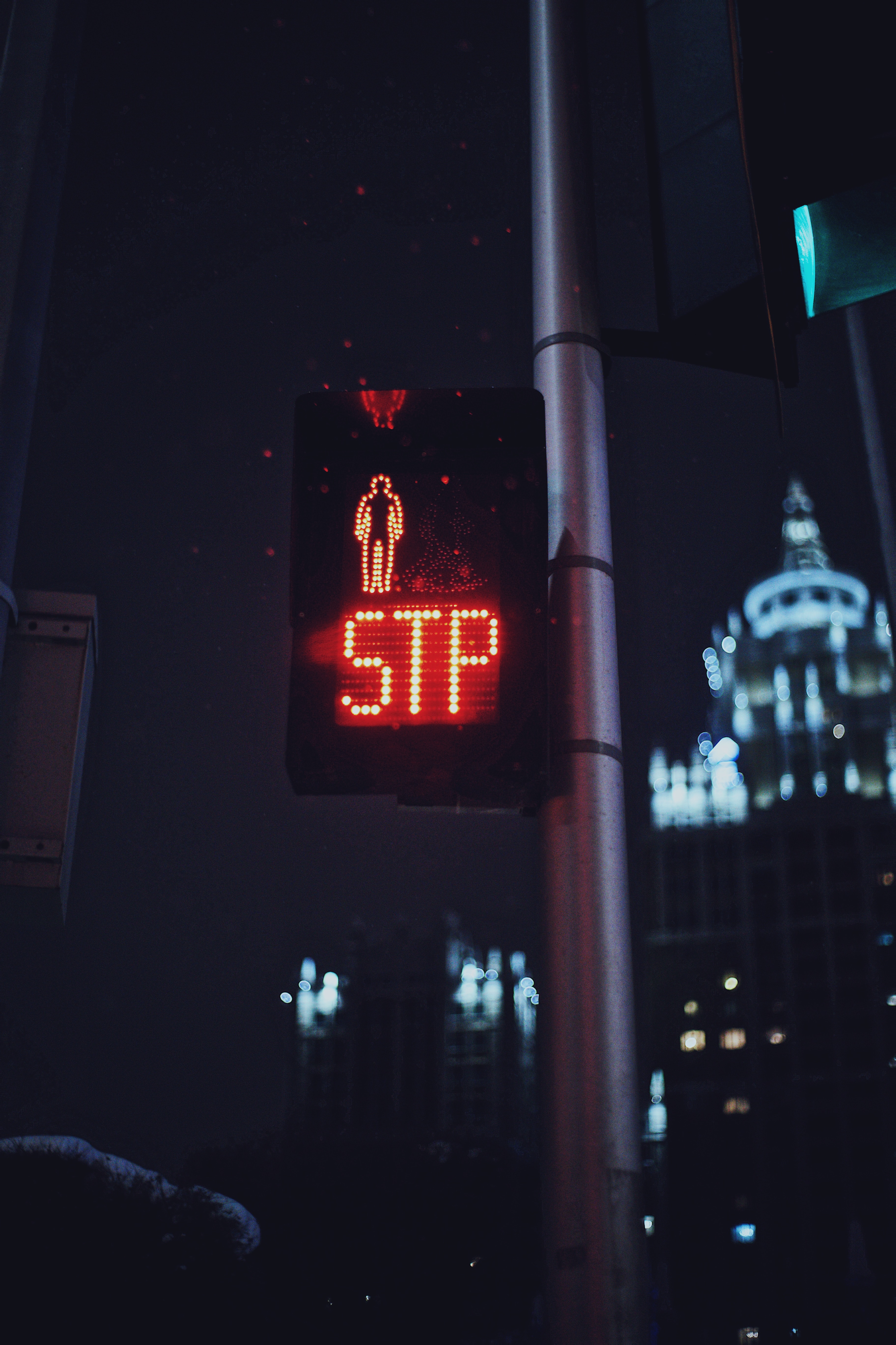 symbol, miscellaneous, night, red, city, miscellanea, traffic light iphone wallpaper